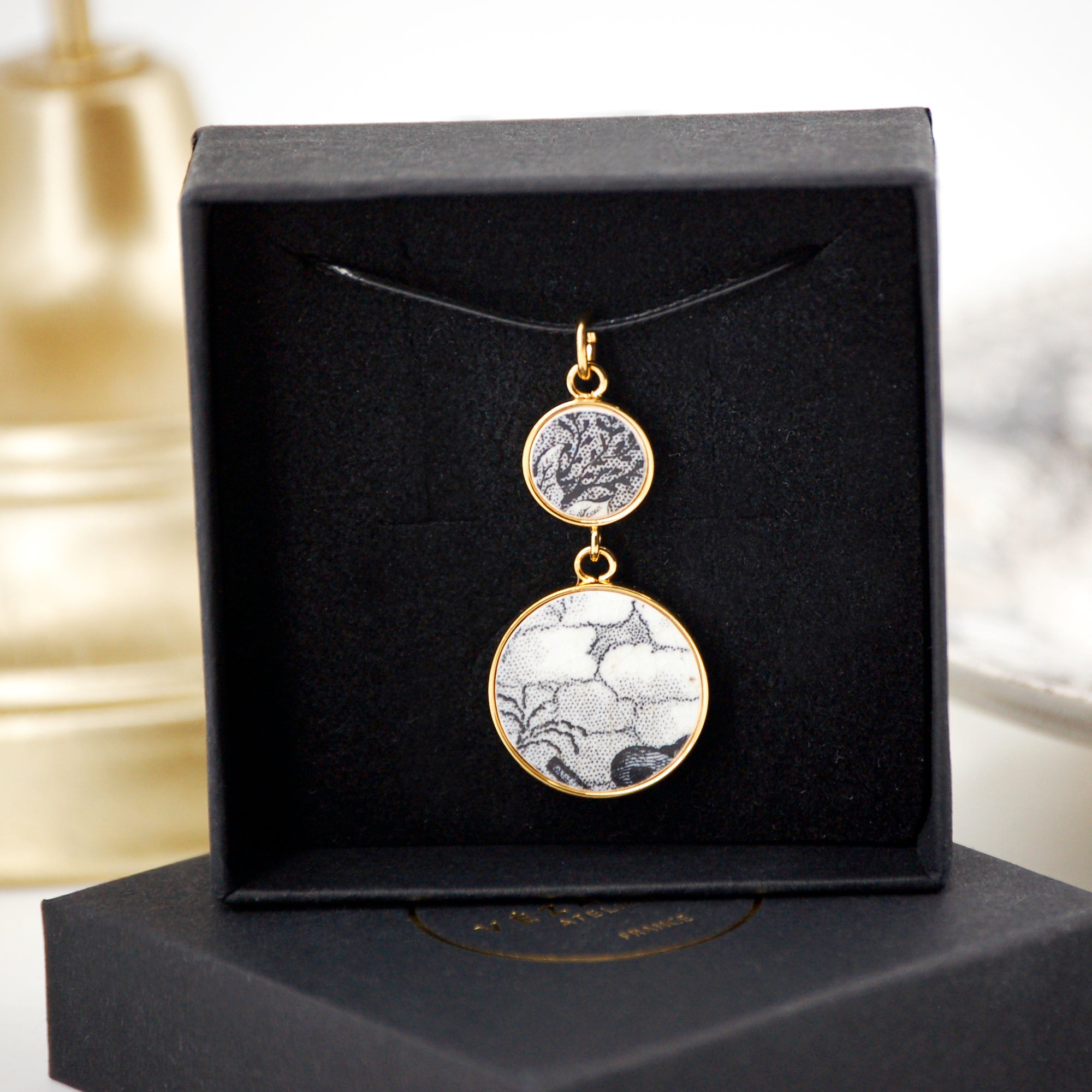 Pendant "Between realism and abstraction in black and white", gold finish