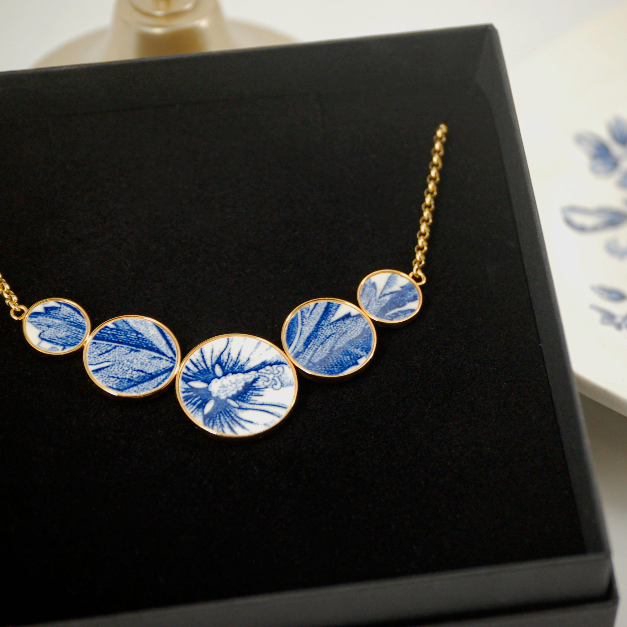 "Hibiscus" necklace, gold finish