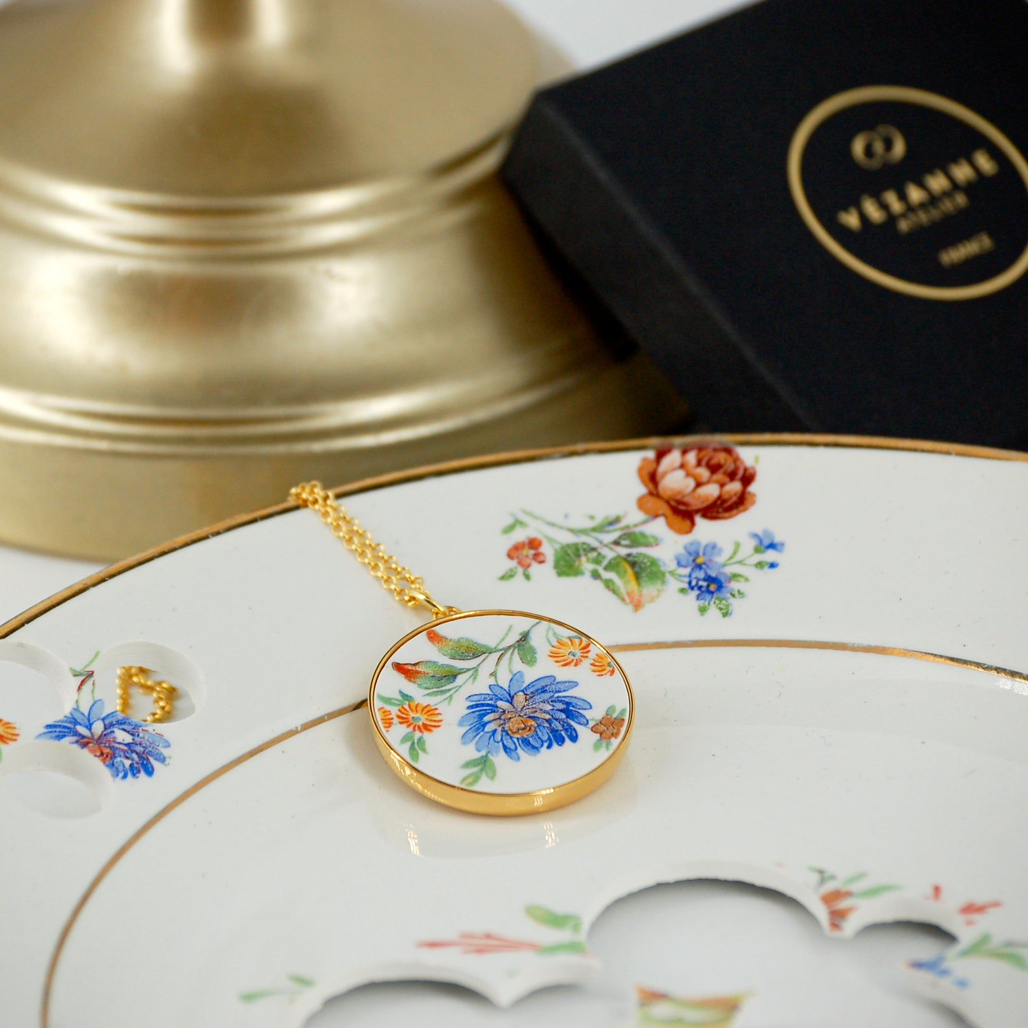 "Aster and its small yellow flowers" pendant, gold finish