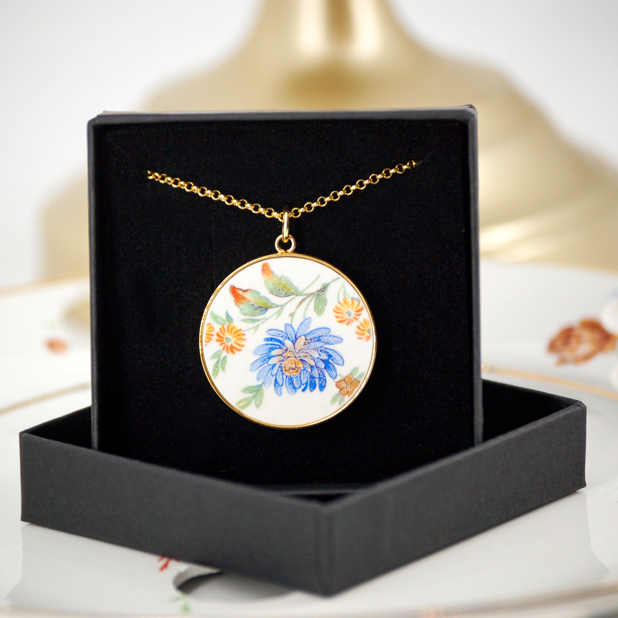 "Aster and its small yellow flowers" pendant, gold finish