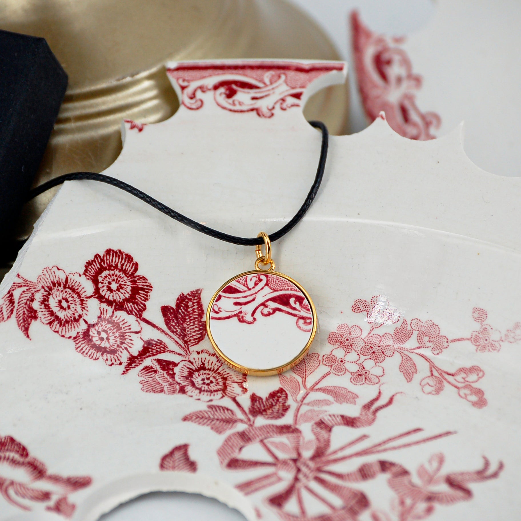 "Rose Swirls" pendant, gold finish