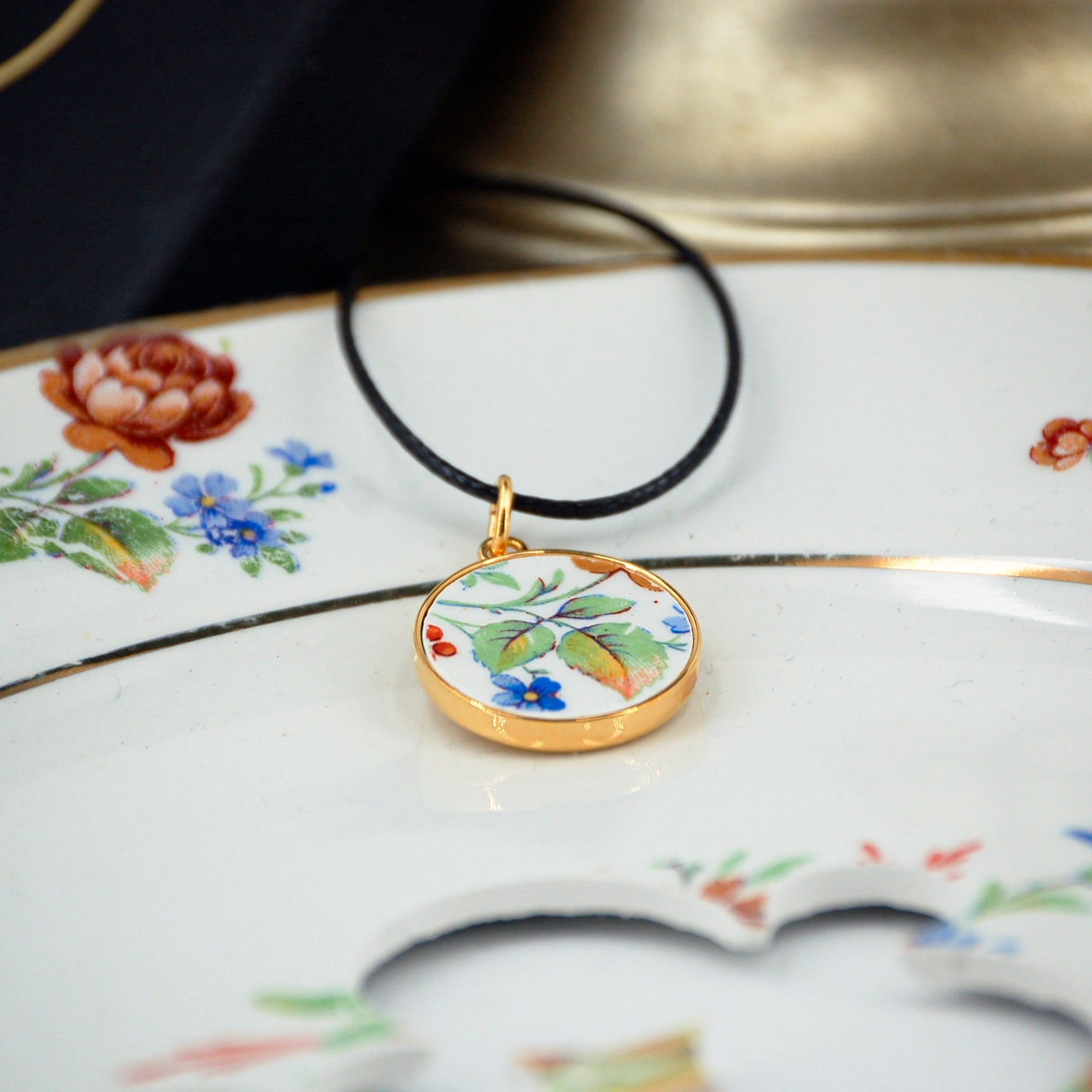 Pendentif "Feuilles vertes et petite fleur bleue"