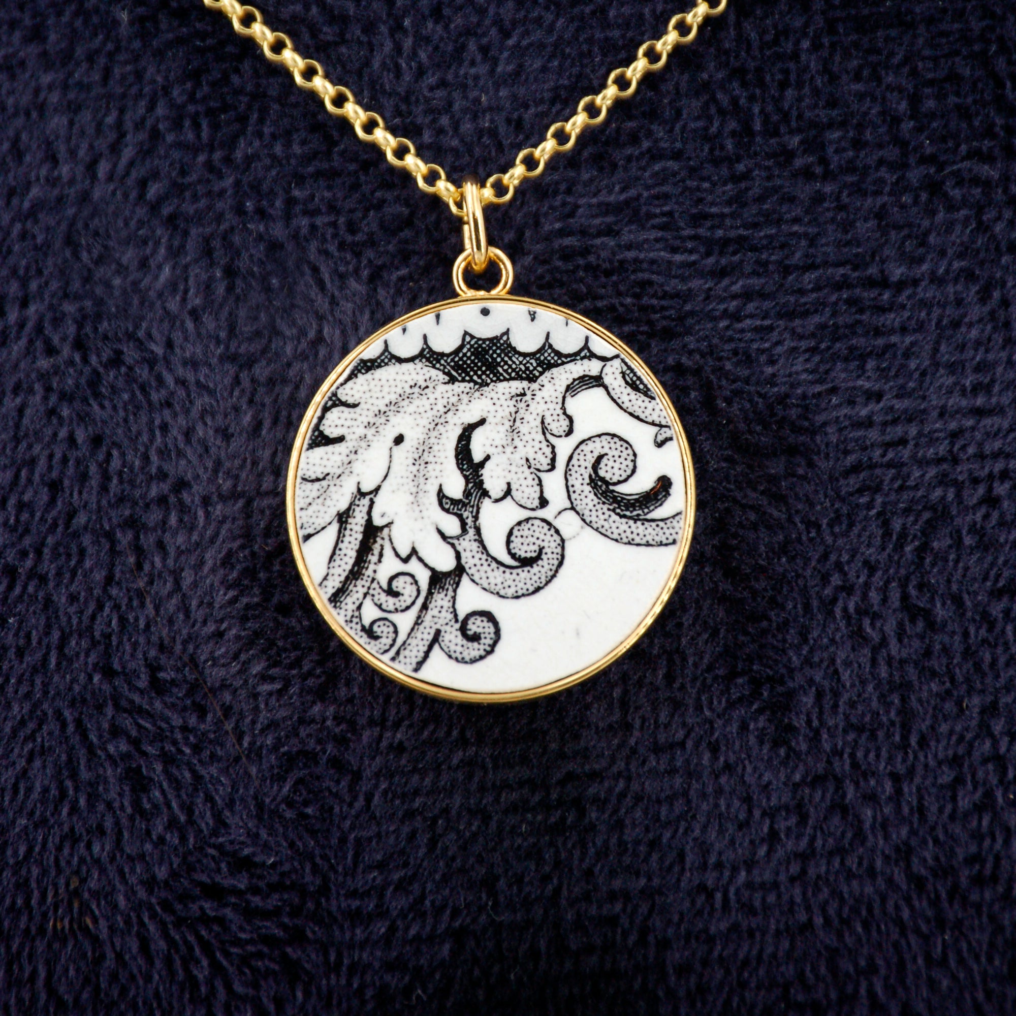 "Old-Fashioned Motif" Pendant, Gold Finish