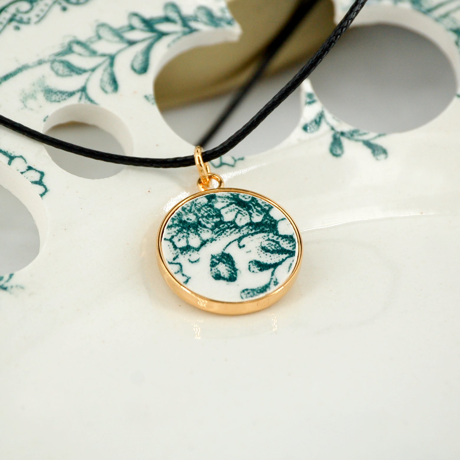 "Floral Composition" pendant, gold finish