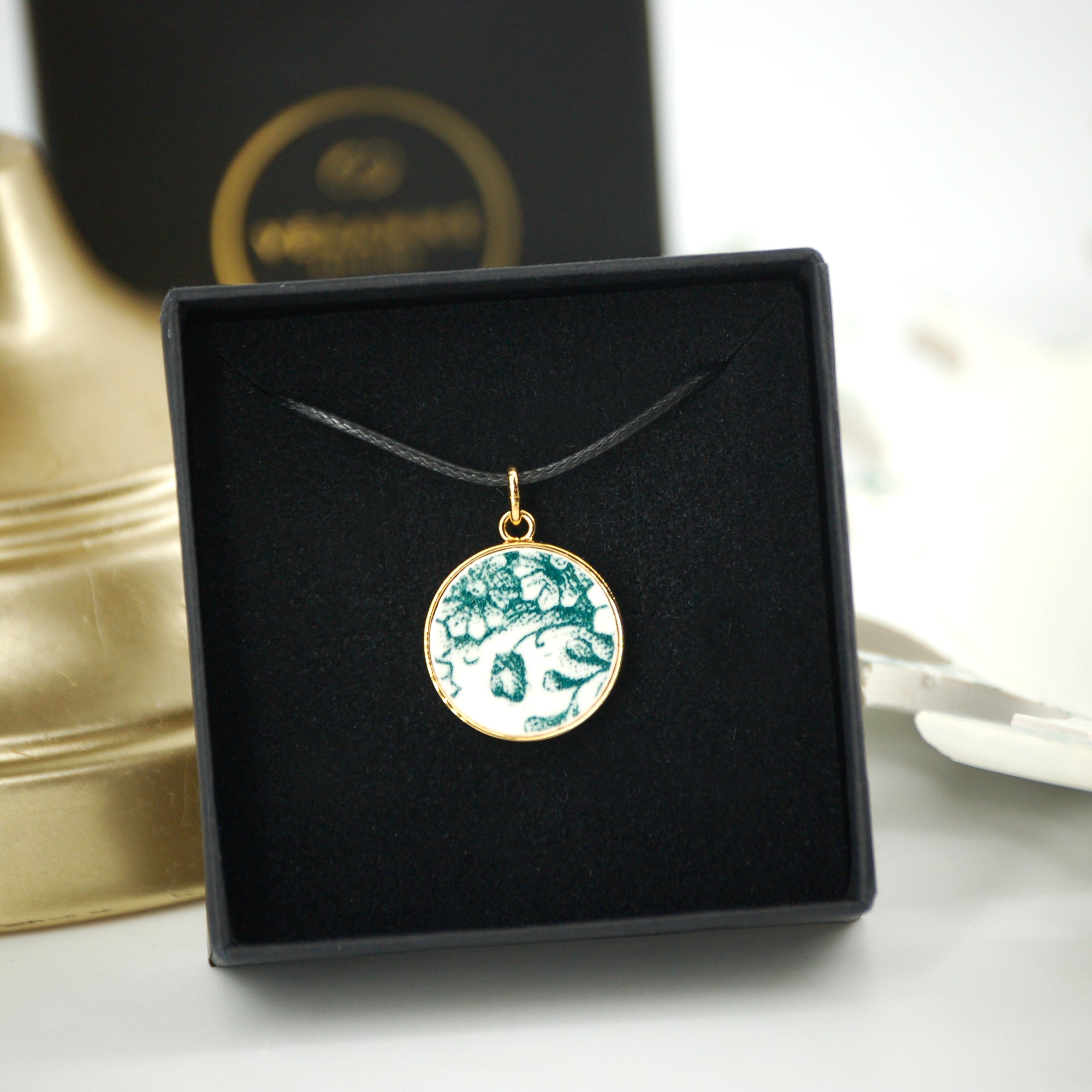 "Floral Composition" pendant, gold finish