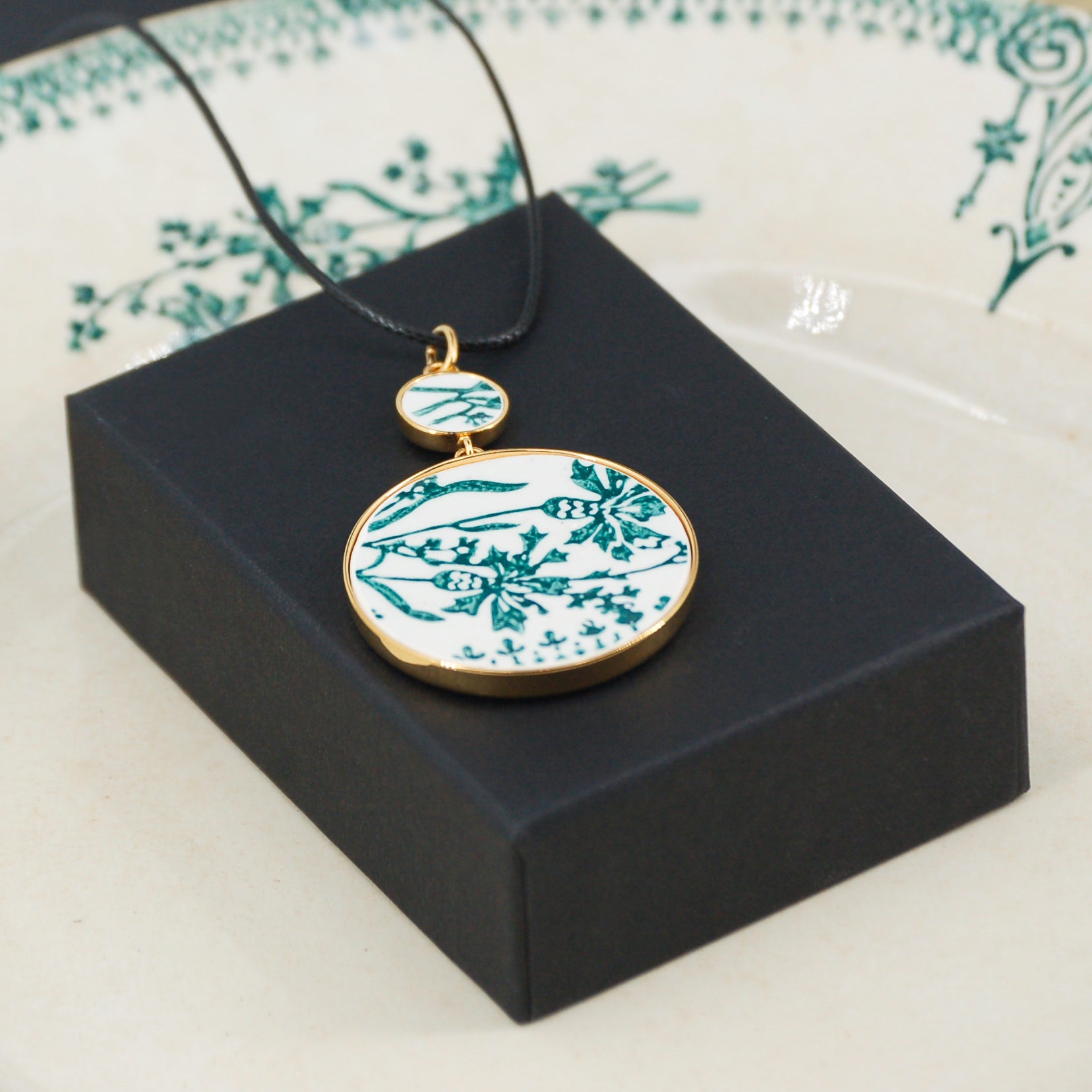 "Cornflowers" pendant, gold finish