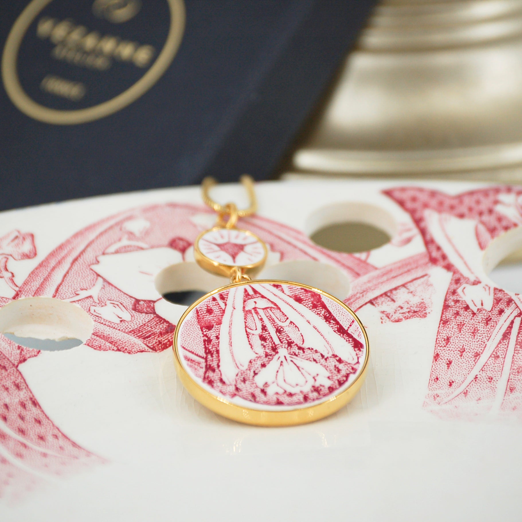 "Rocaille Composition" pendant, gold finish