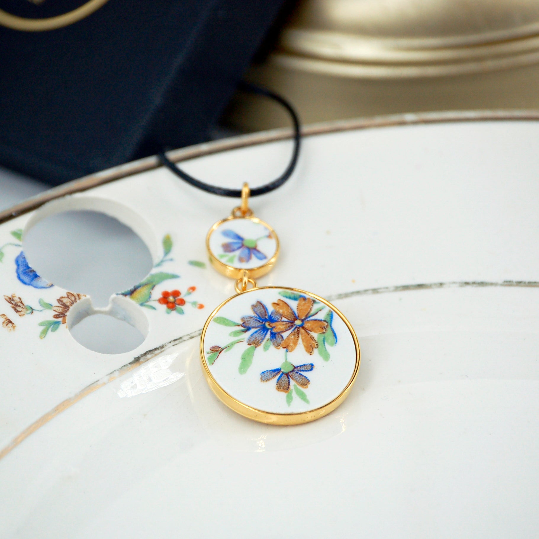 "Small Flowers" pendant, gold finish