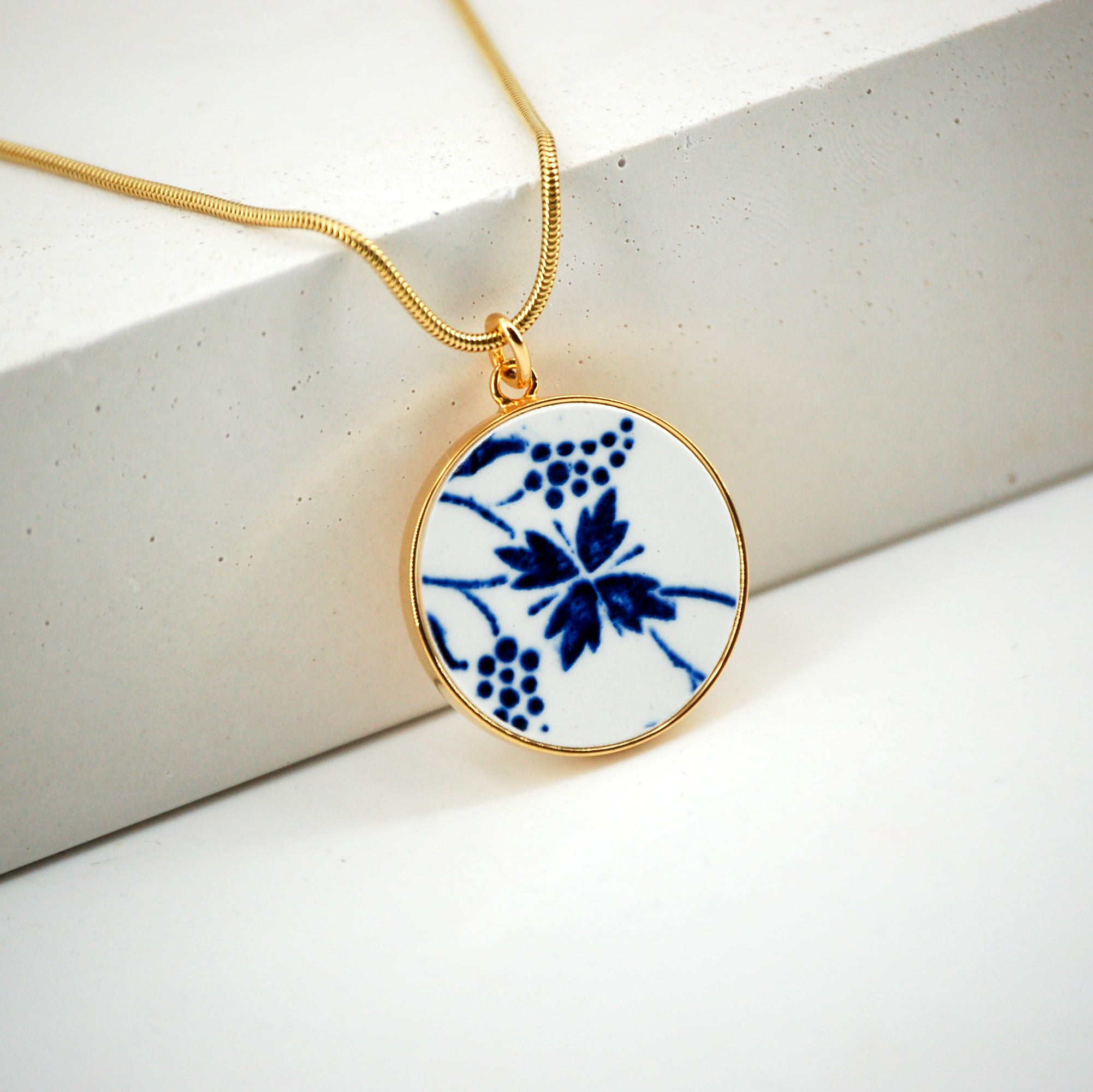 "Blue Flower" pendant, gold finish