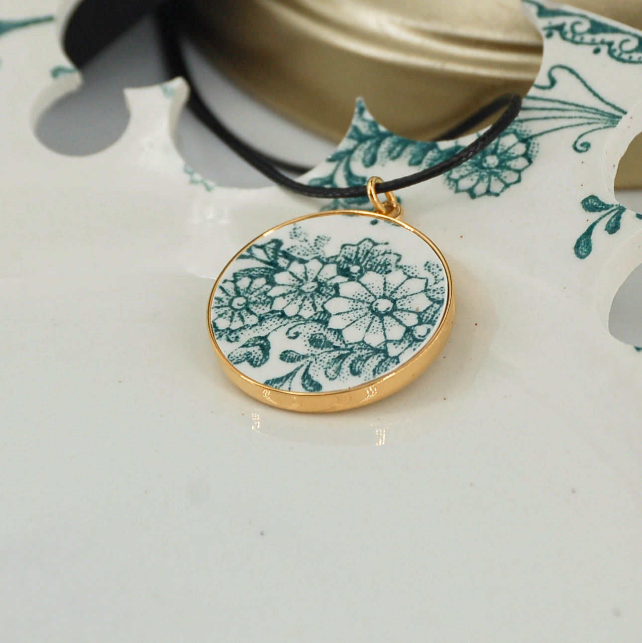 "Green Flowers" pendant, gold finish
