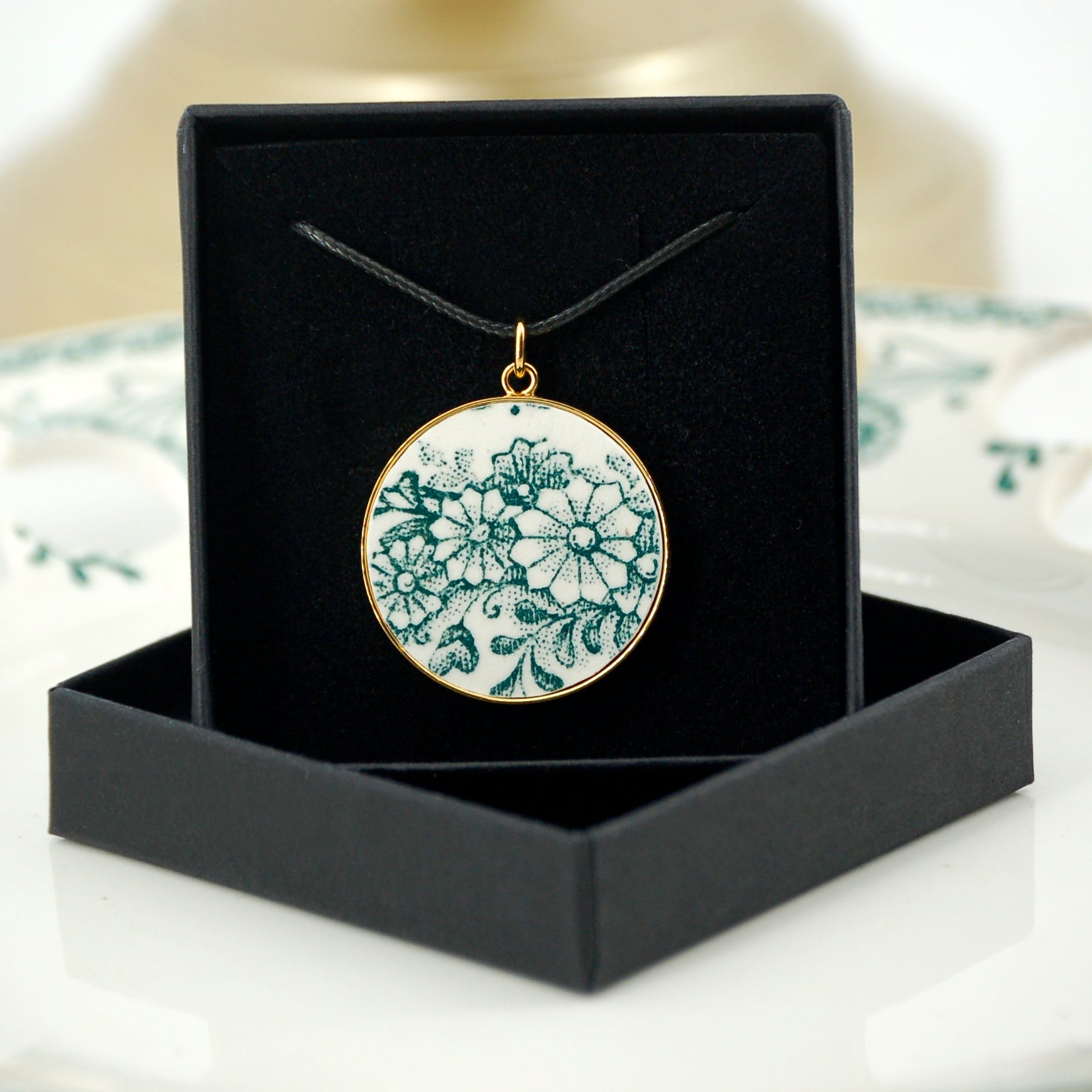 "Green Flowers" pendant, gold finish