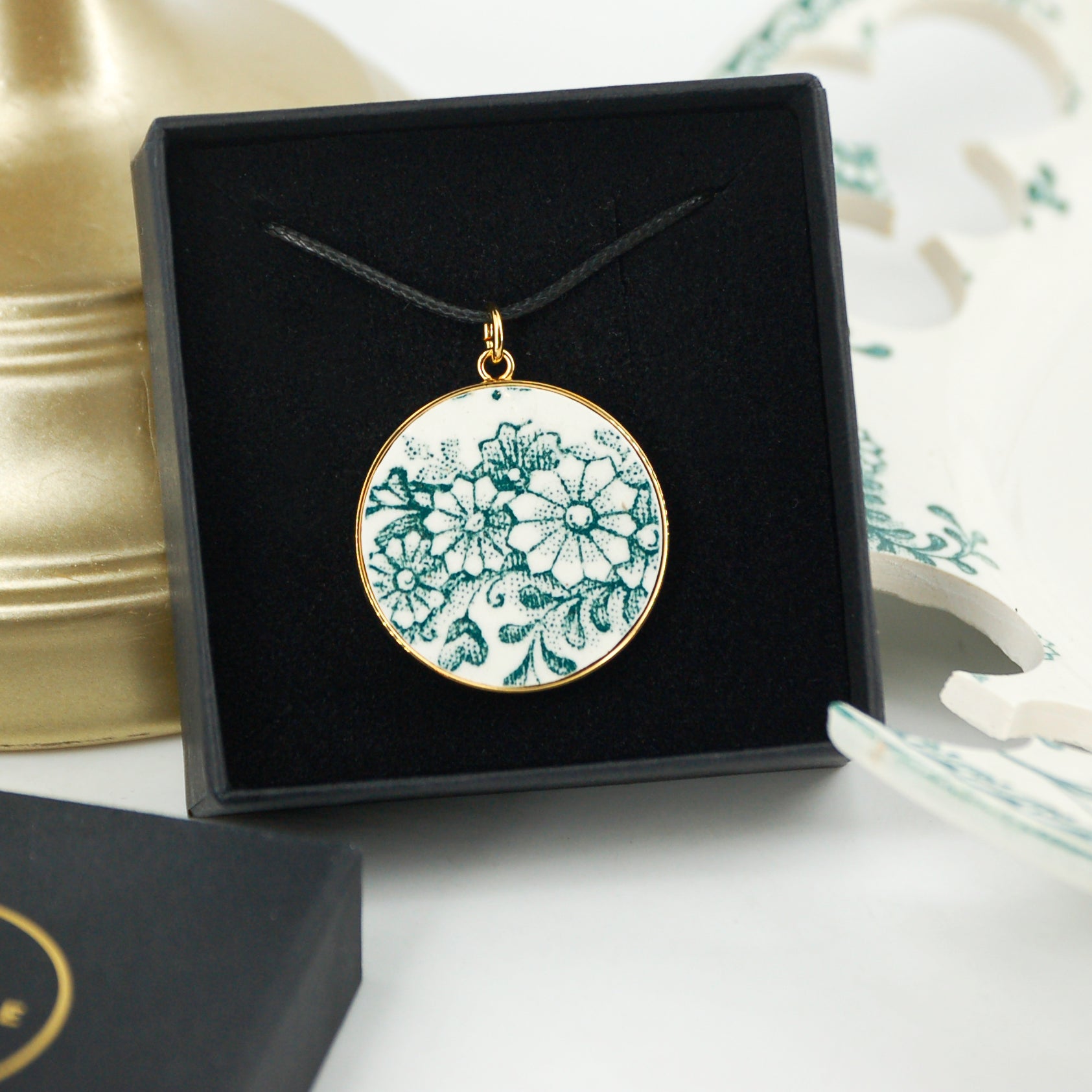 "Green Flowers" pendant, gold finish