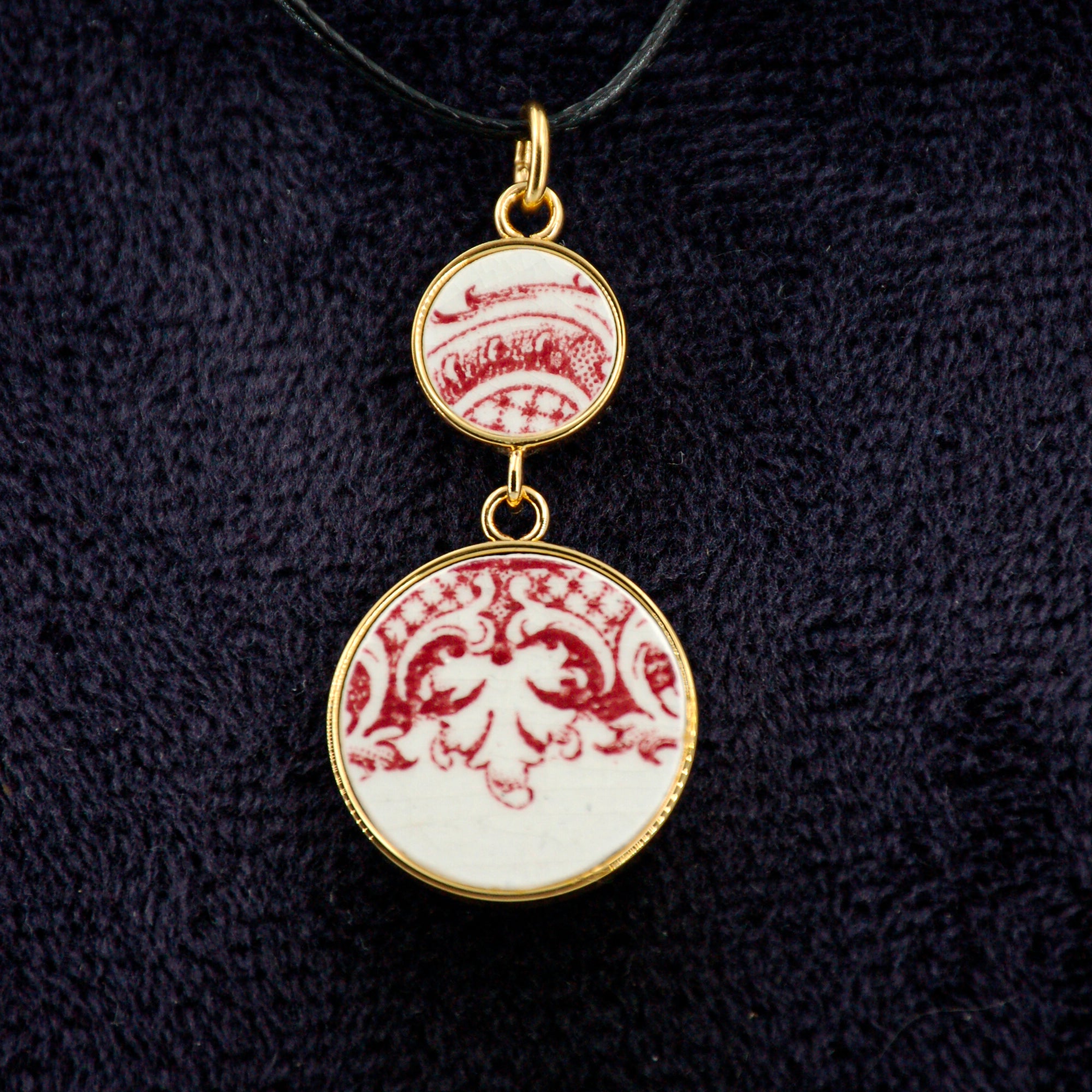 "Scroll motif in old rose" pendant, gold finish
