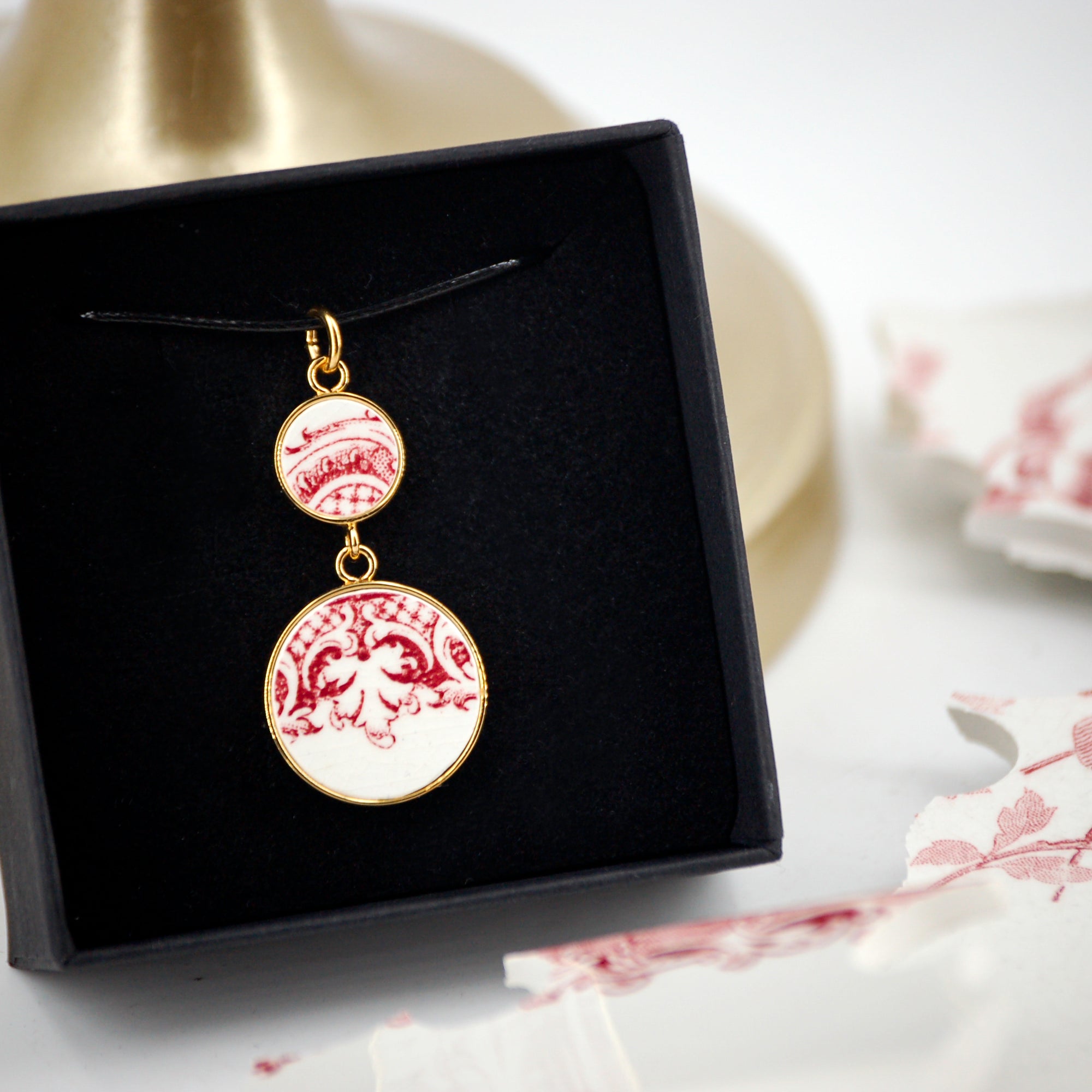 "Scroll motif in old rose" pendant, gold finish