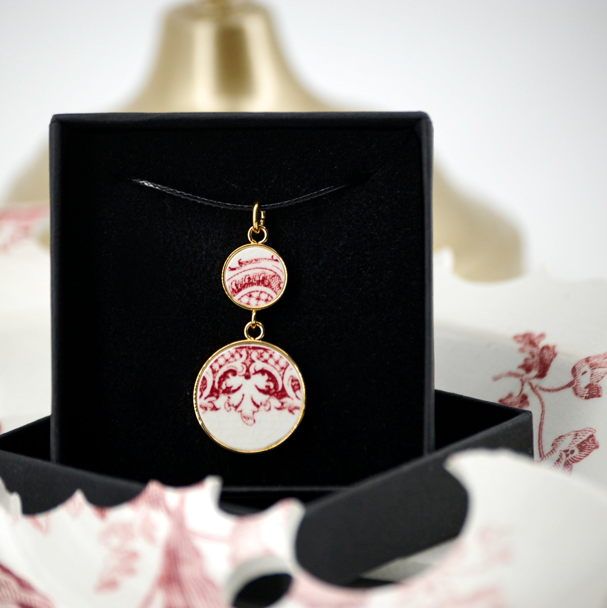 "Scroll motif in old rose" pendant, gold finish