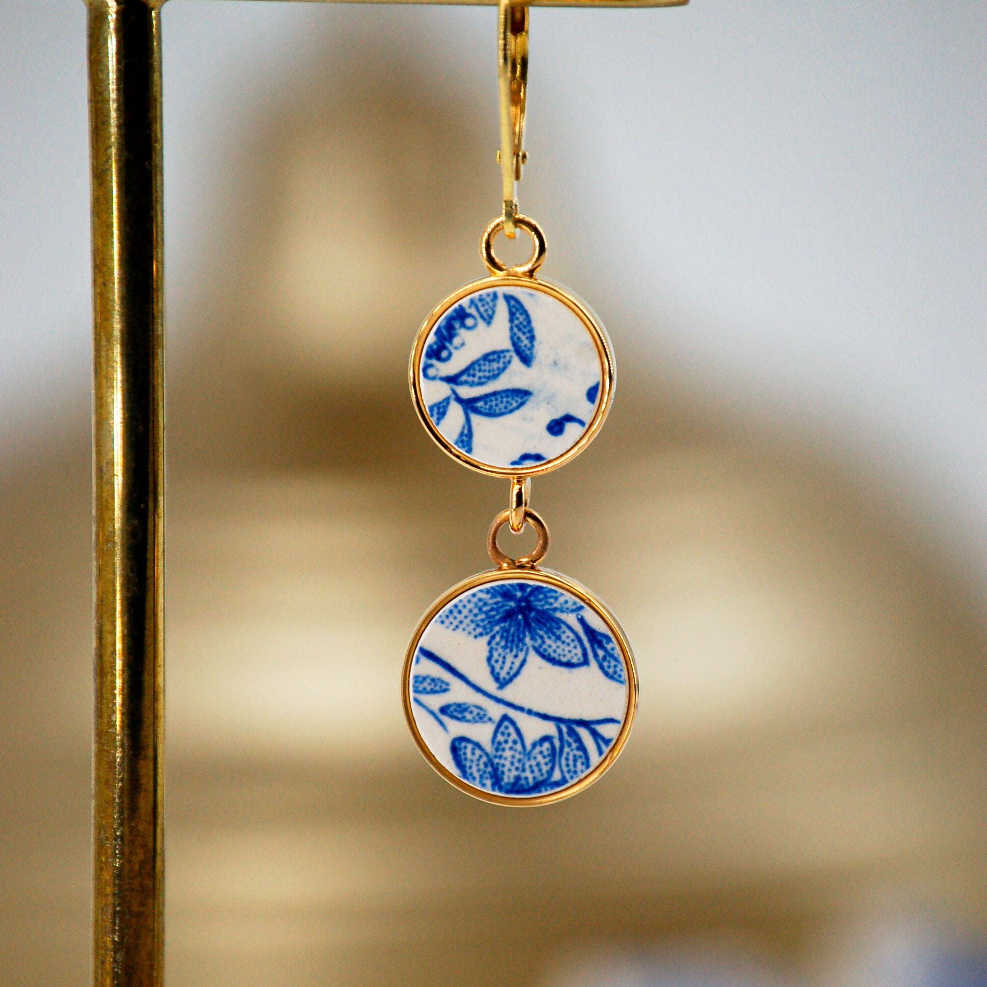 Boucles d'oreilles "Délicates fleurs bleues", finition or