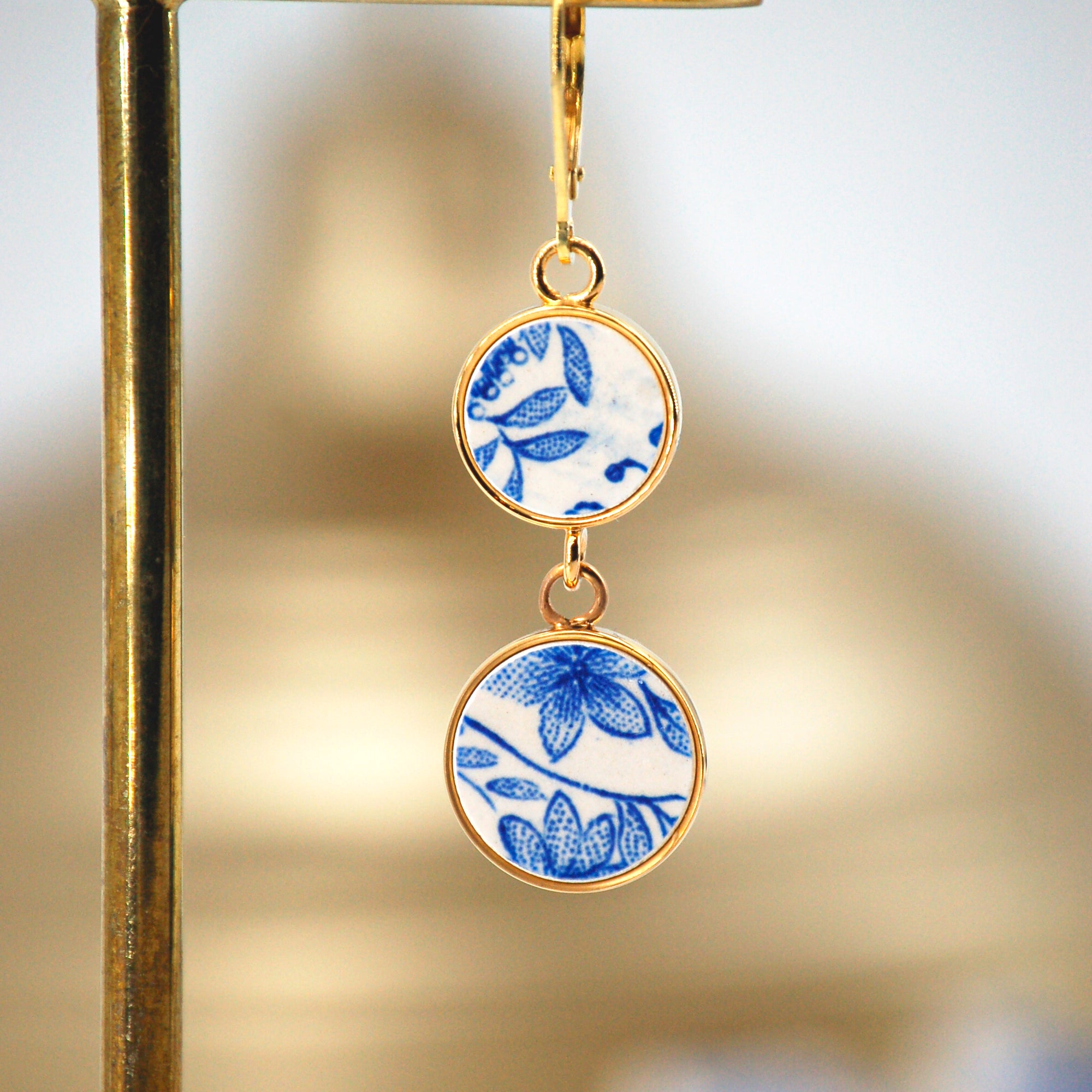 Boucles d'oreilles "Délicates fleurs bleues", finition or