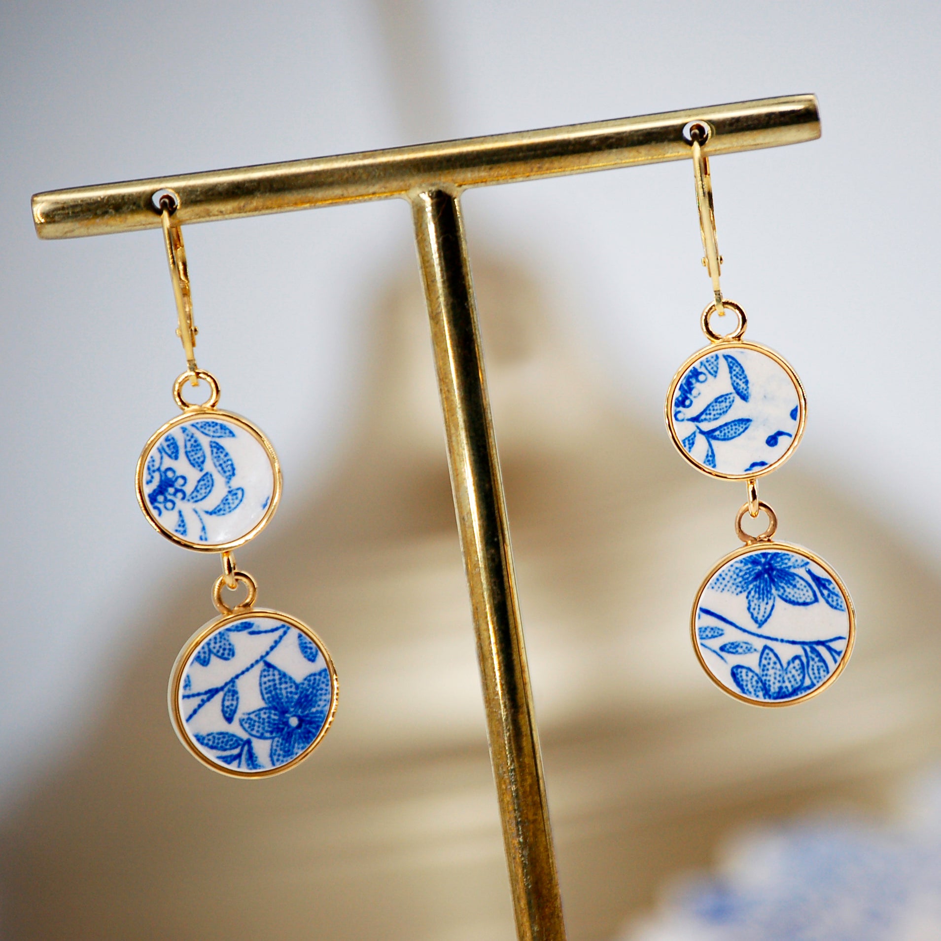 Boucles d'oreilles "Délicates fleurs bleues", finition or