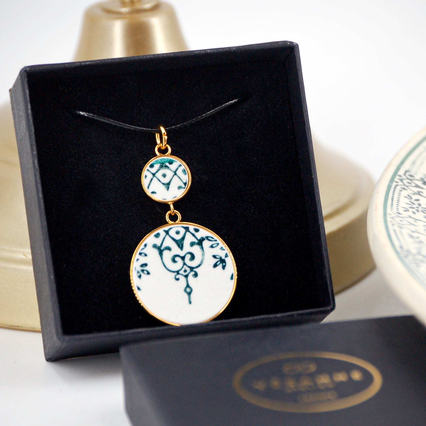 Pendentif "Fleurs et arabesques vertes", finition or