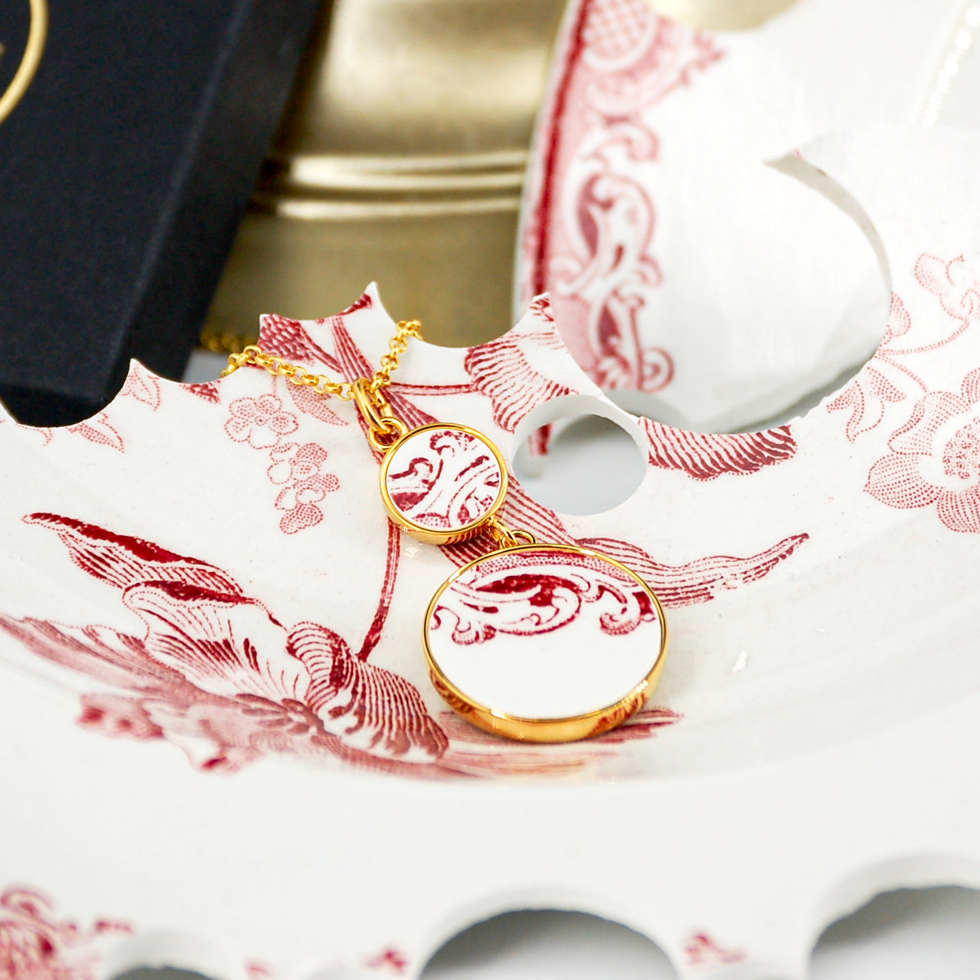 Pendant "Swirls in old rose", gold finish.