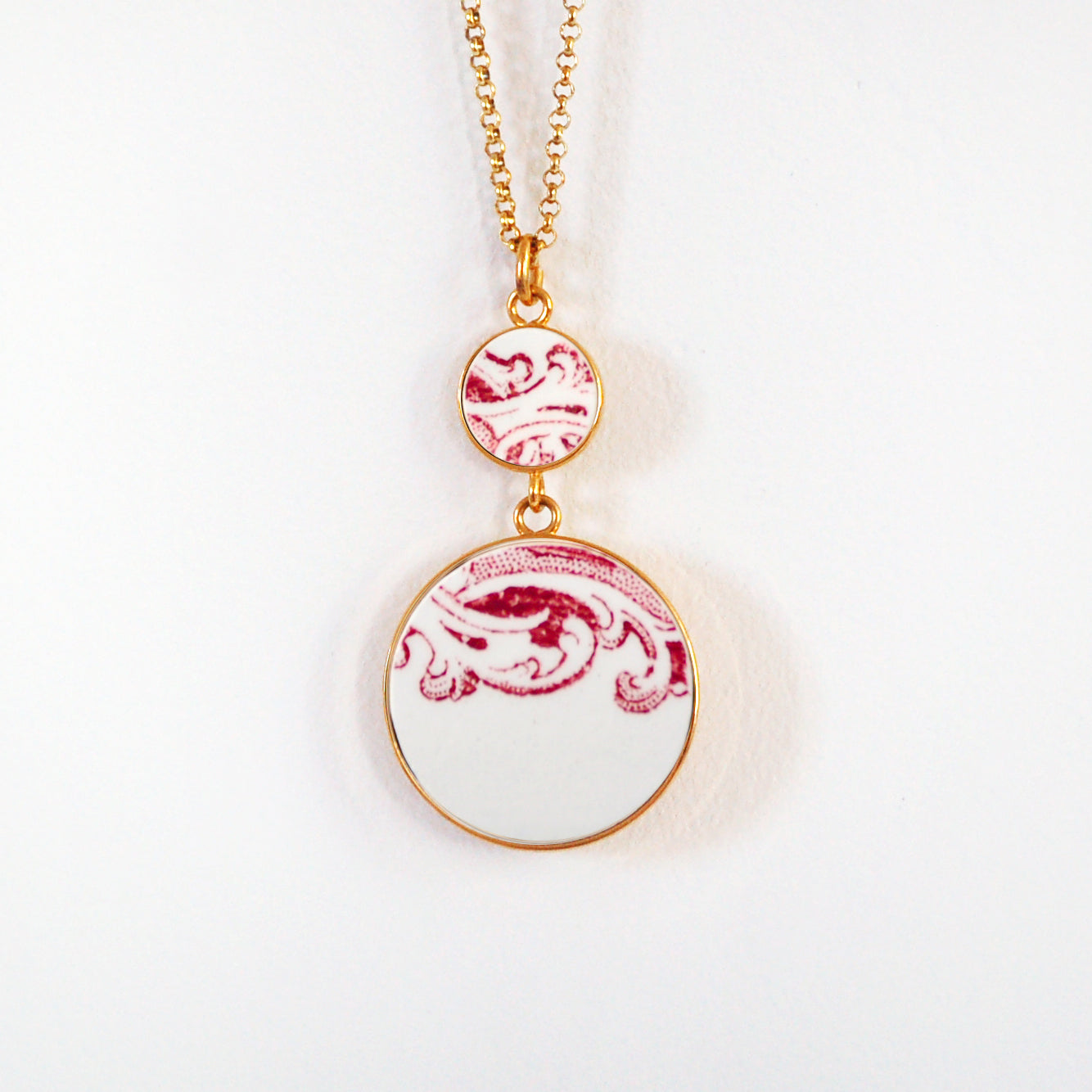 Pendentif "Volutes en vieux rose", finition or.
