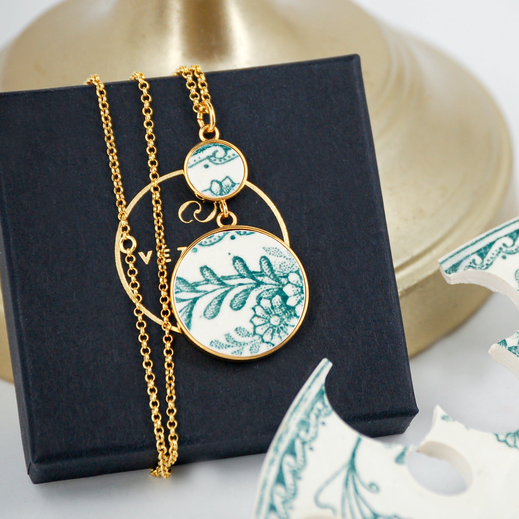 "Bouquet of Green Flowers" pendant, gold finish