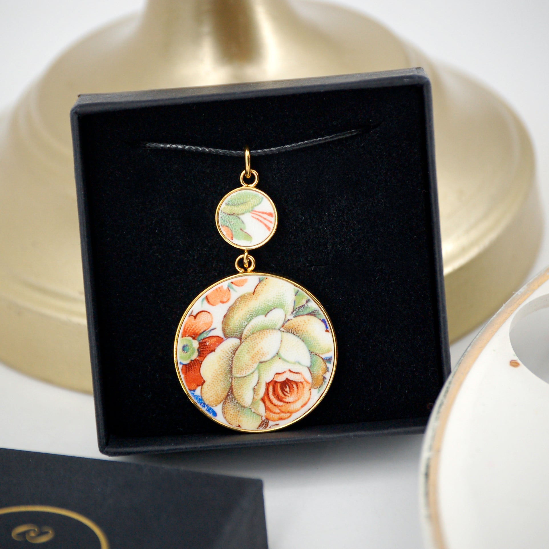 "Charming Rose" pendant, gold finish