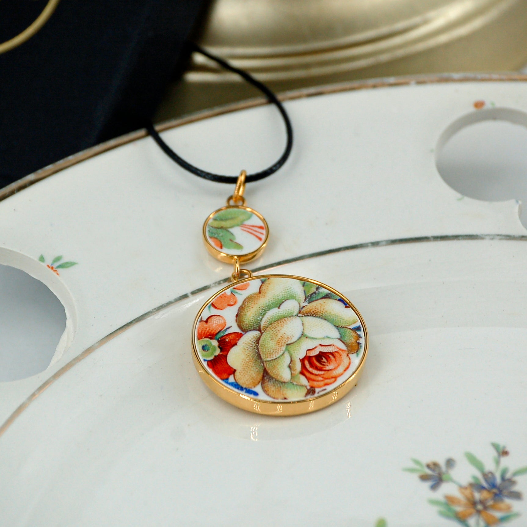 "Charming Rose" pendant, gold finish