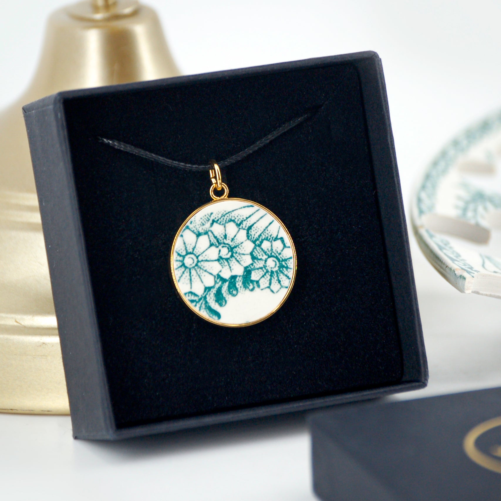 "Green Flowers" pendant, gold finish