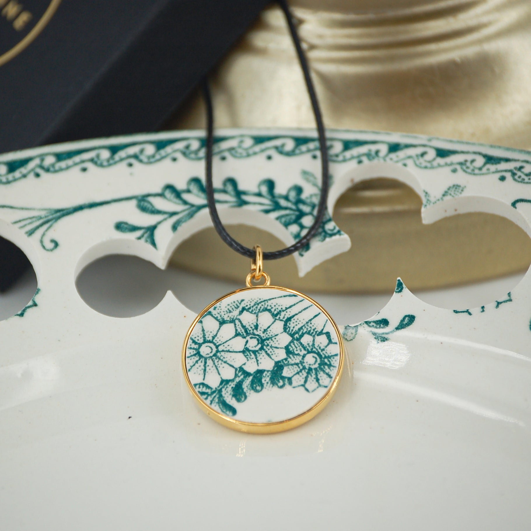 "Green Flowers" pendant, gold finish