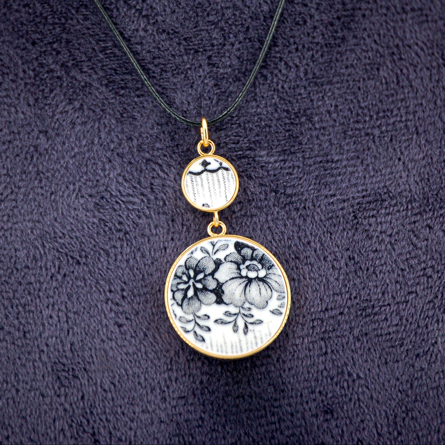 Pendentif "Composition de fleurs en noir et blanc"