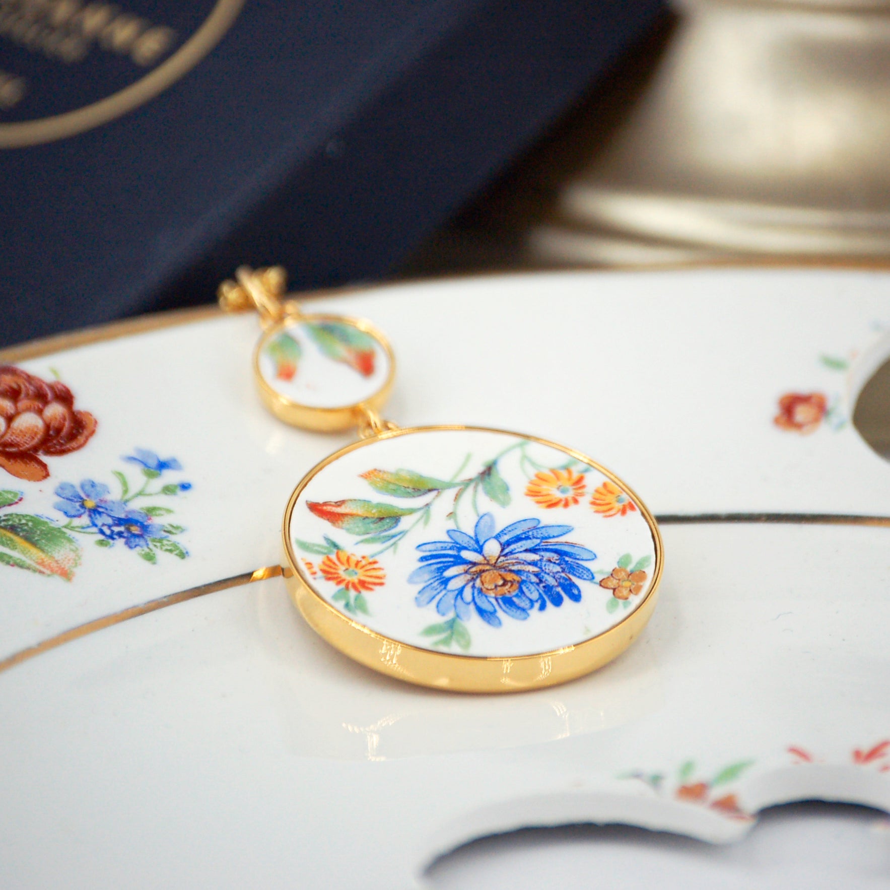 "Aster and small yellow flowers" pendant, gold finish