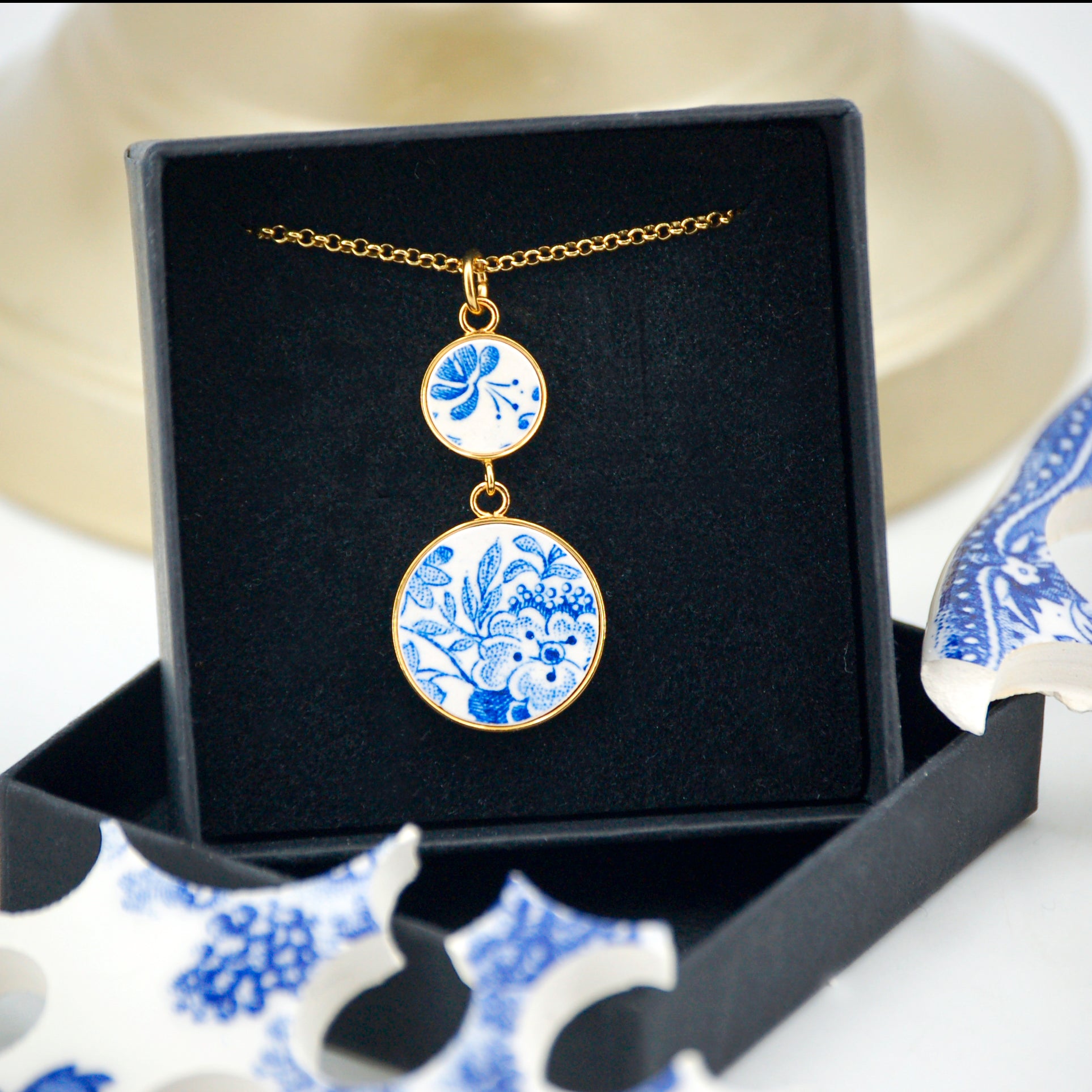 "The Plant Composition" pendant, gold finish