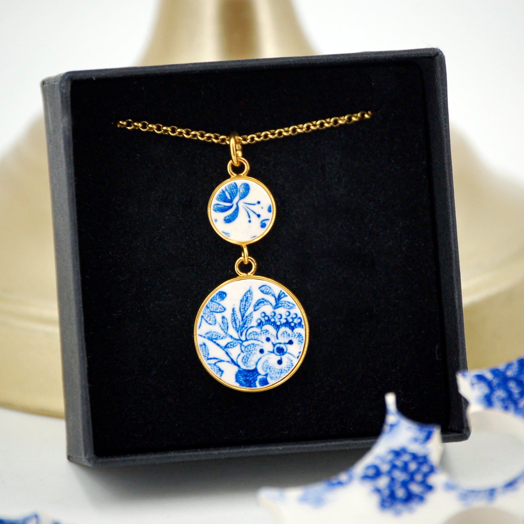 "The Plant Composition" pendant, gold finish