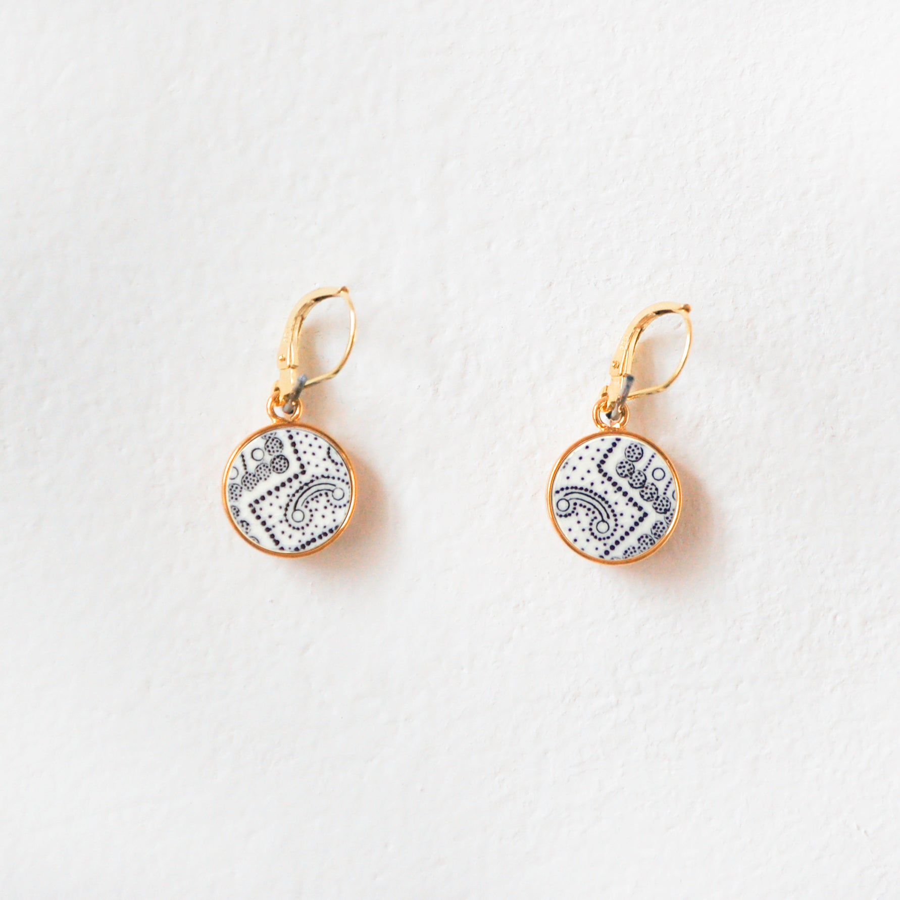 "Black and white graphic" earrings, gold finish