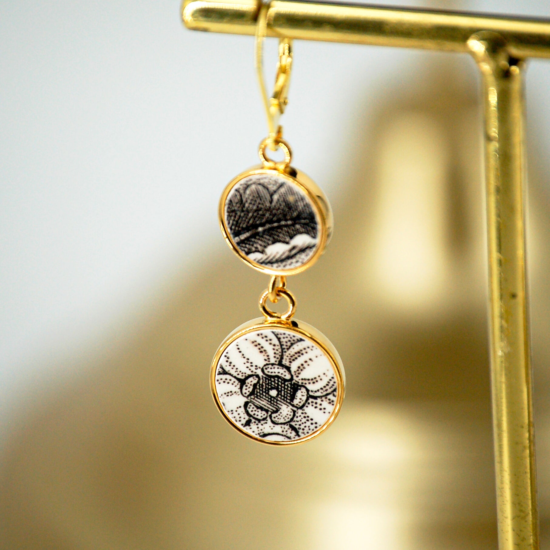"Black and white flower heart" earrings, gold finish