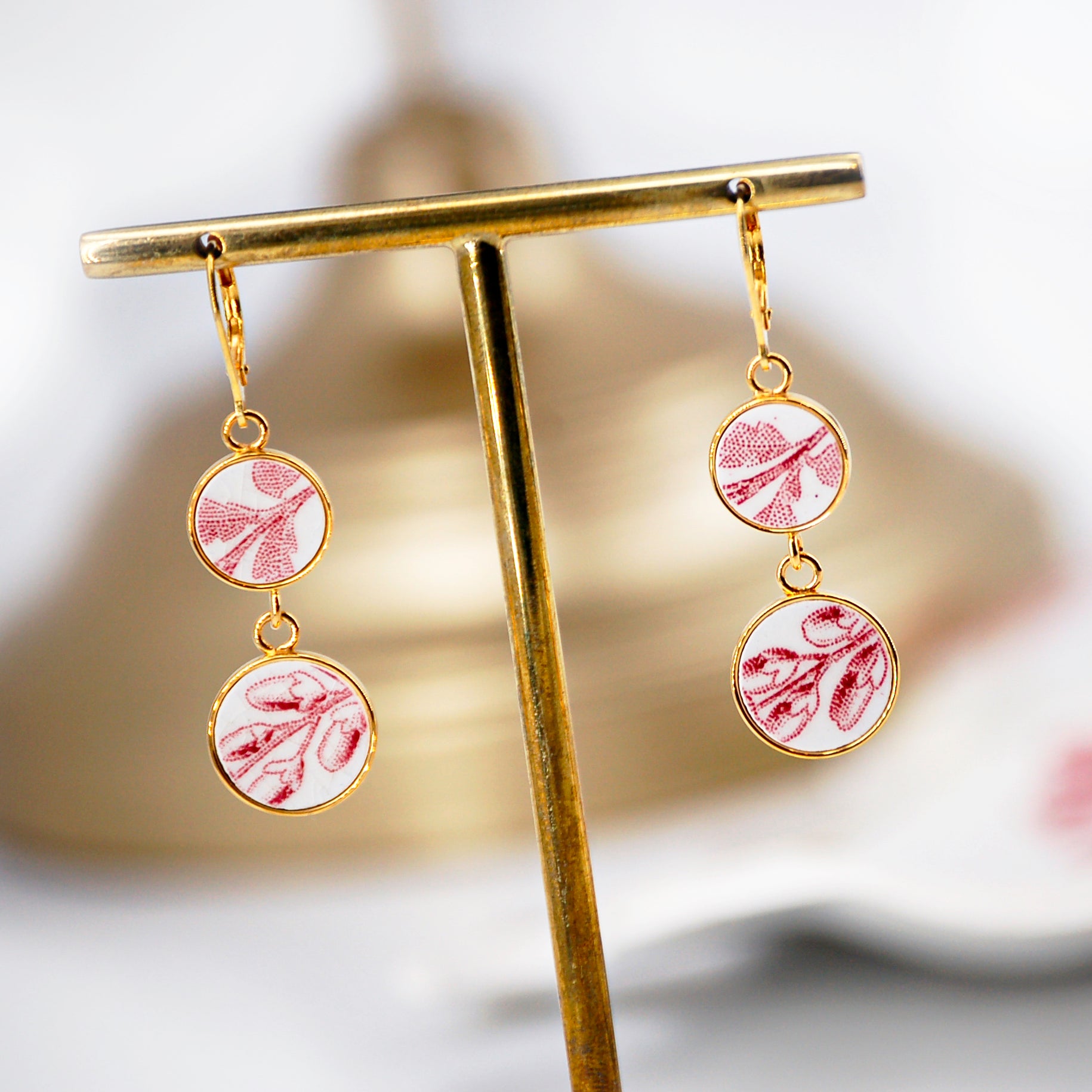 "Scrolls in old rose" earrings, gold finish