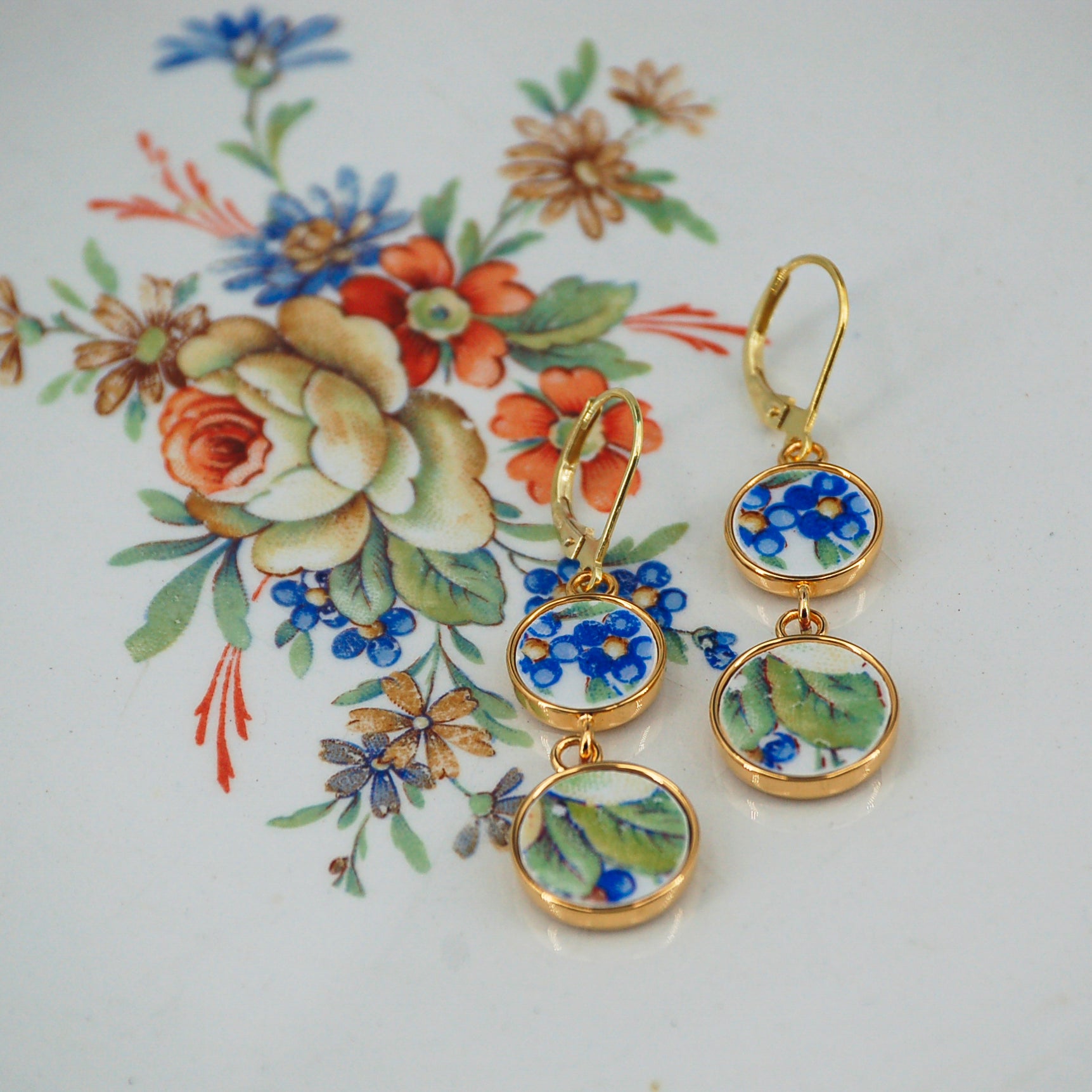 "Foliage and small blue flowers" earrings, gold finish 