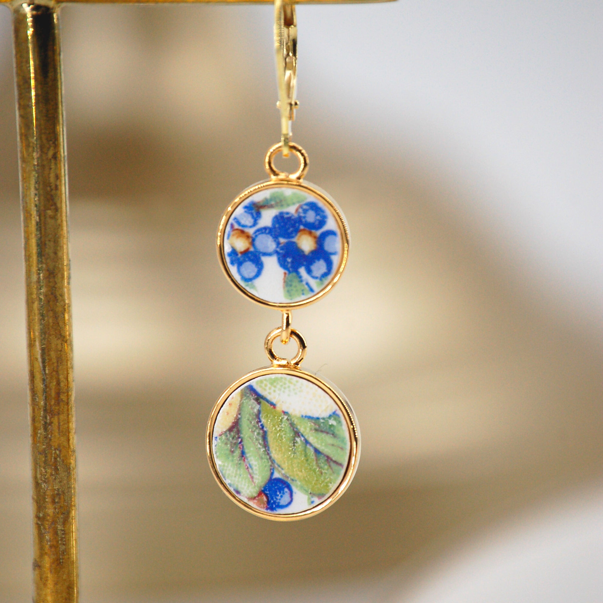 Boucles d'oreilles "Feuillage et petites fleurs bleues", finition or