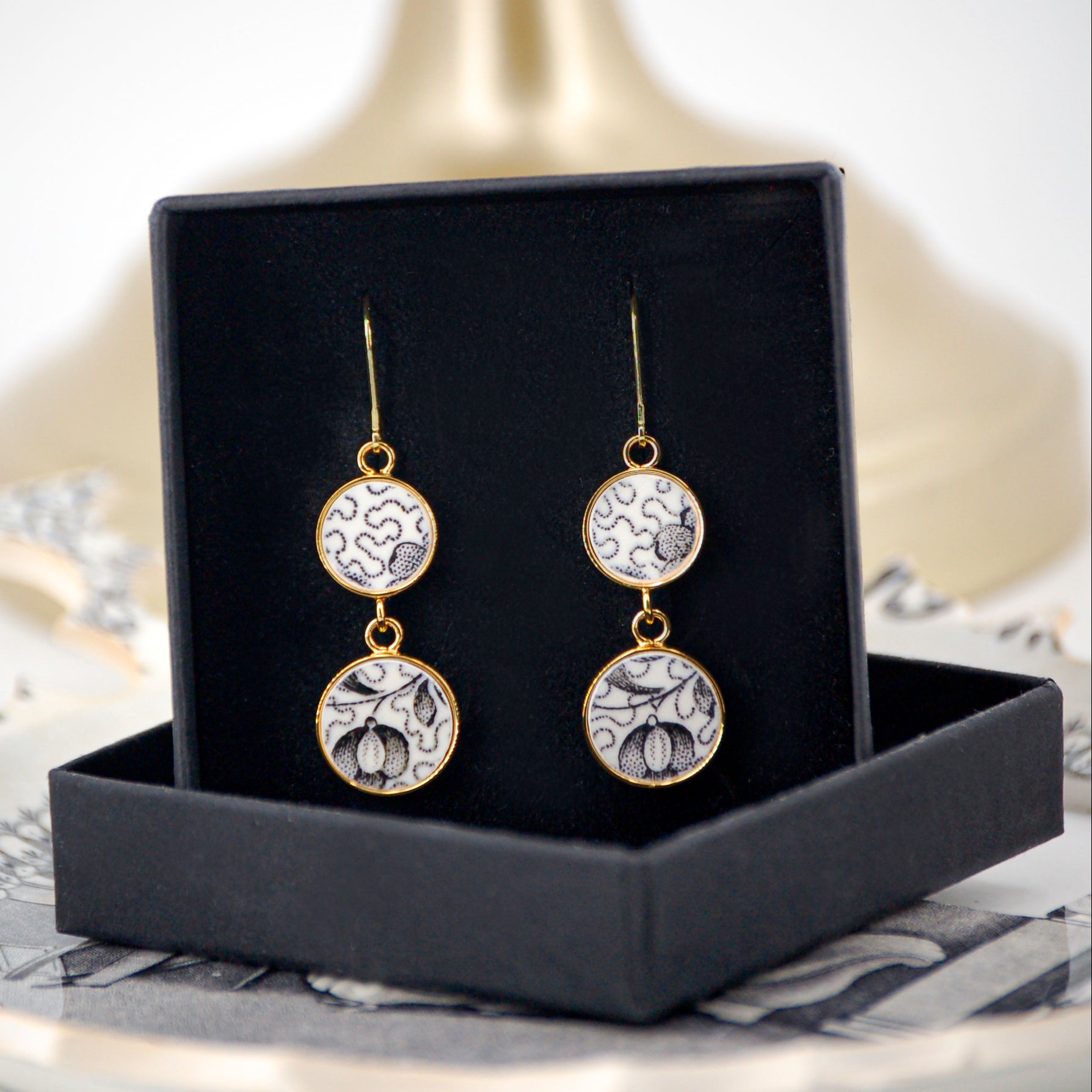"Daffodil" earrings, gold finish