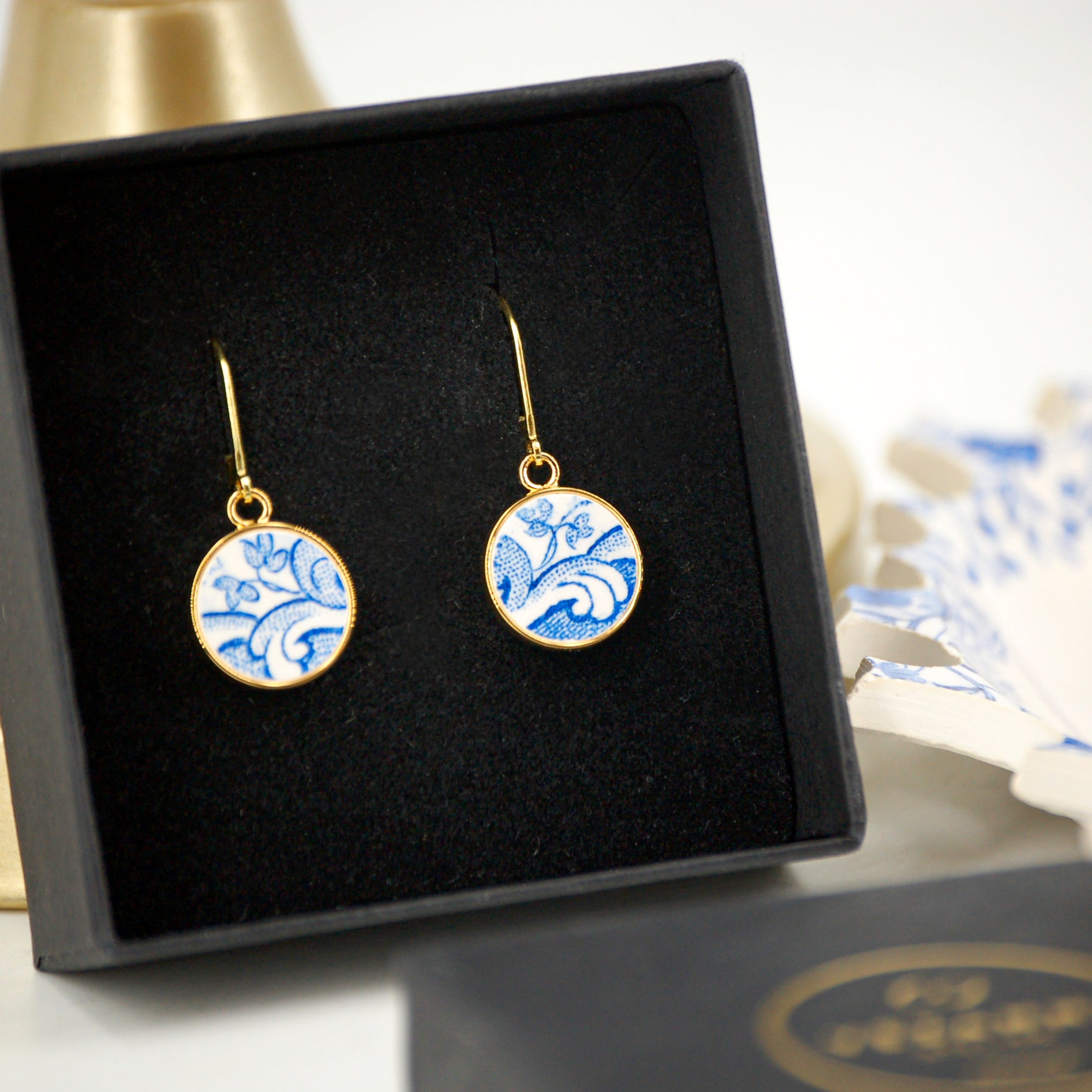 Boucles d'oreilles "Petites fleurs et volutes bleues", finition or