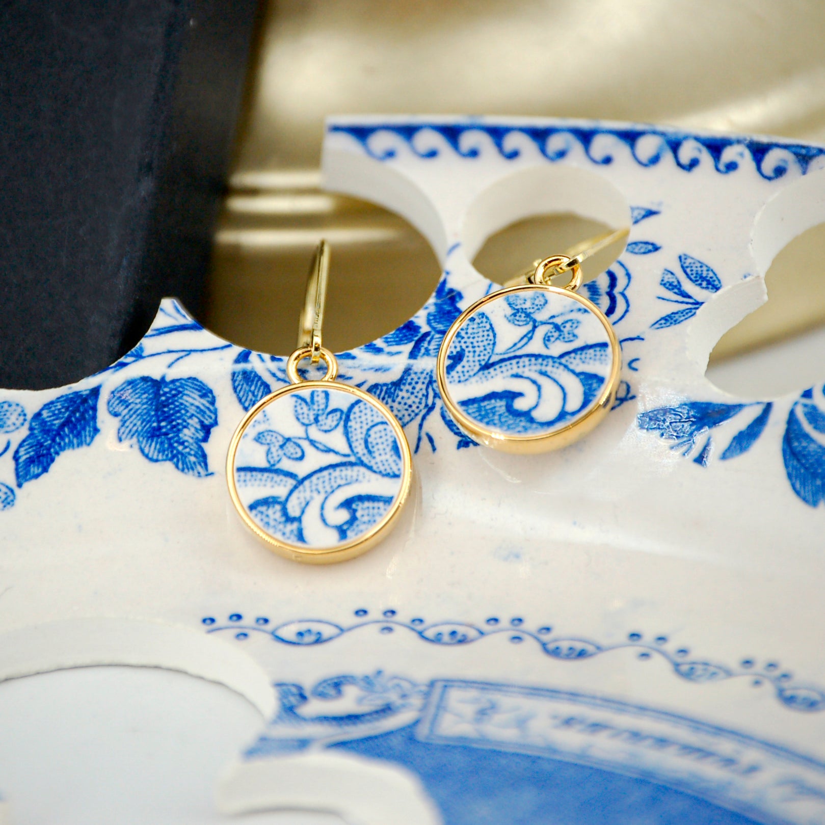 Boucles d'oreilles "Petites fleurs et volutes bleues", finition or