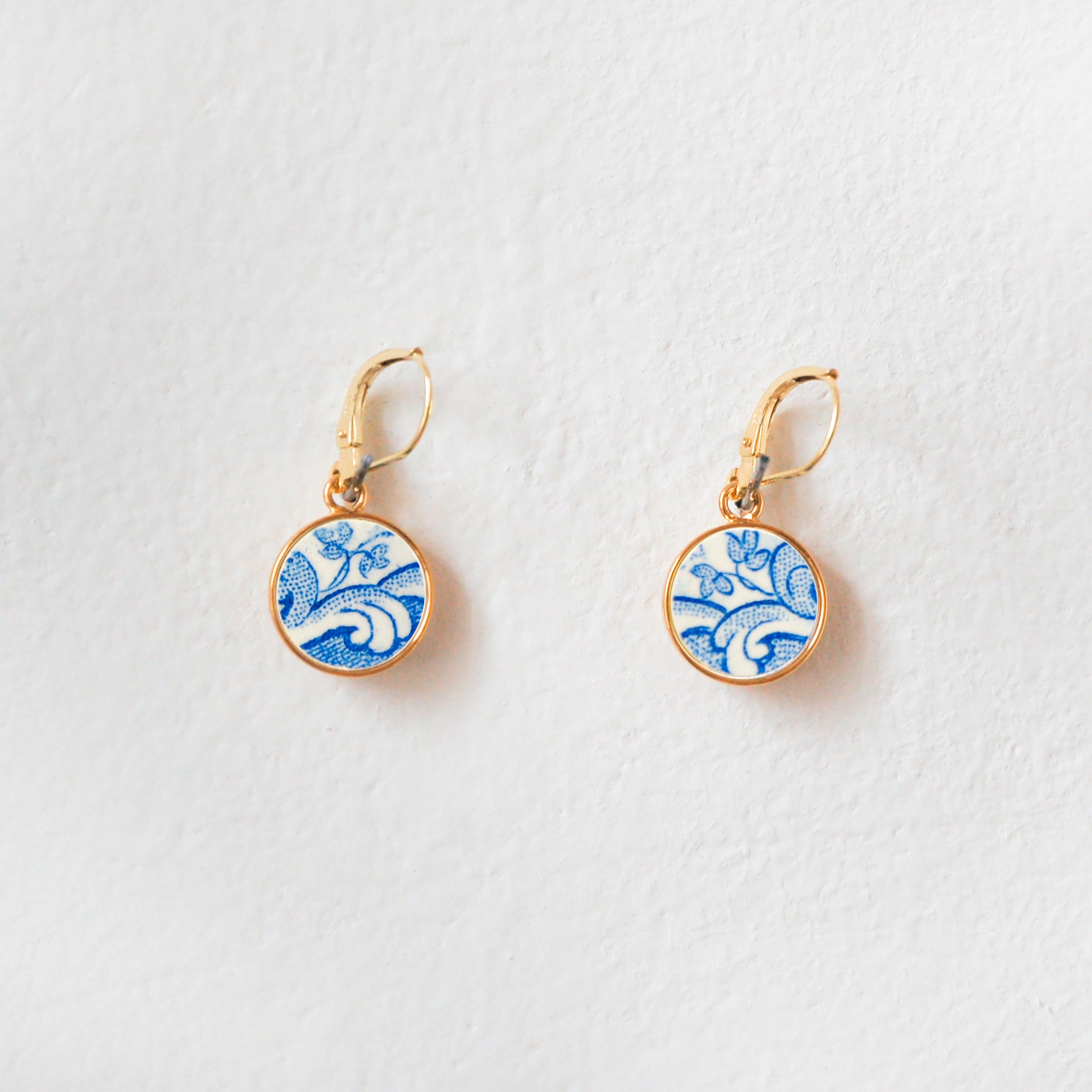 "Small flowers and blue swirls" earrings, gold finish