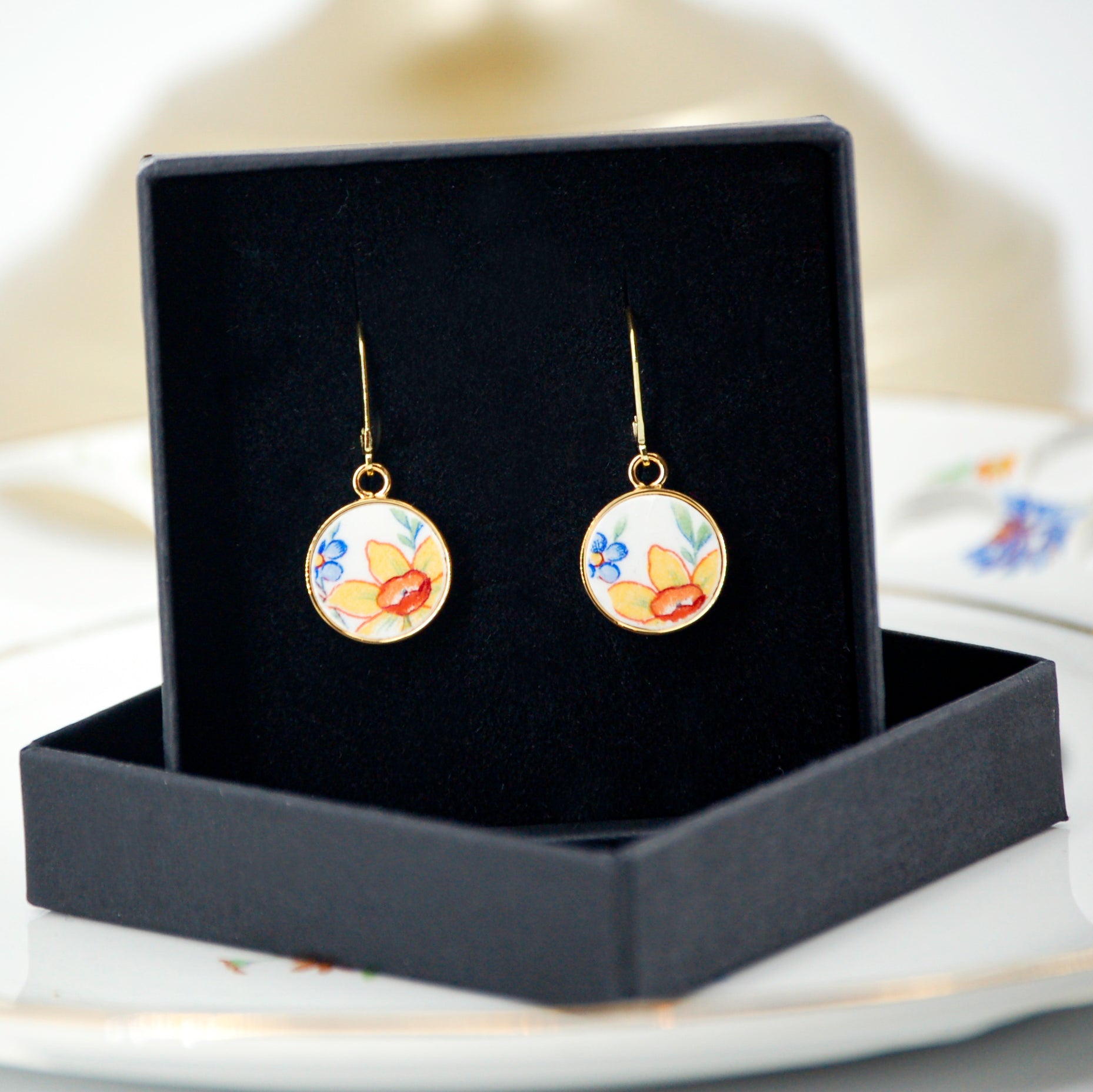 "Beautiful Daffodil" earrings, gold finish
