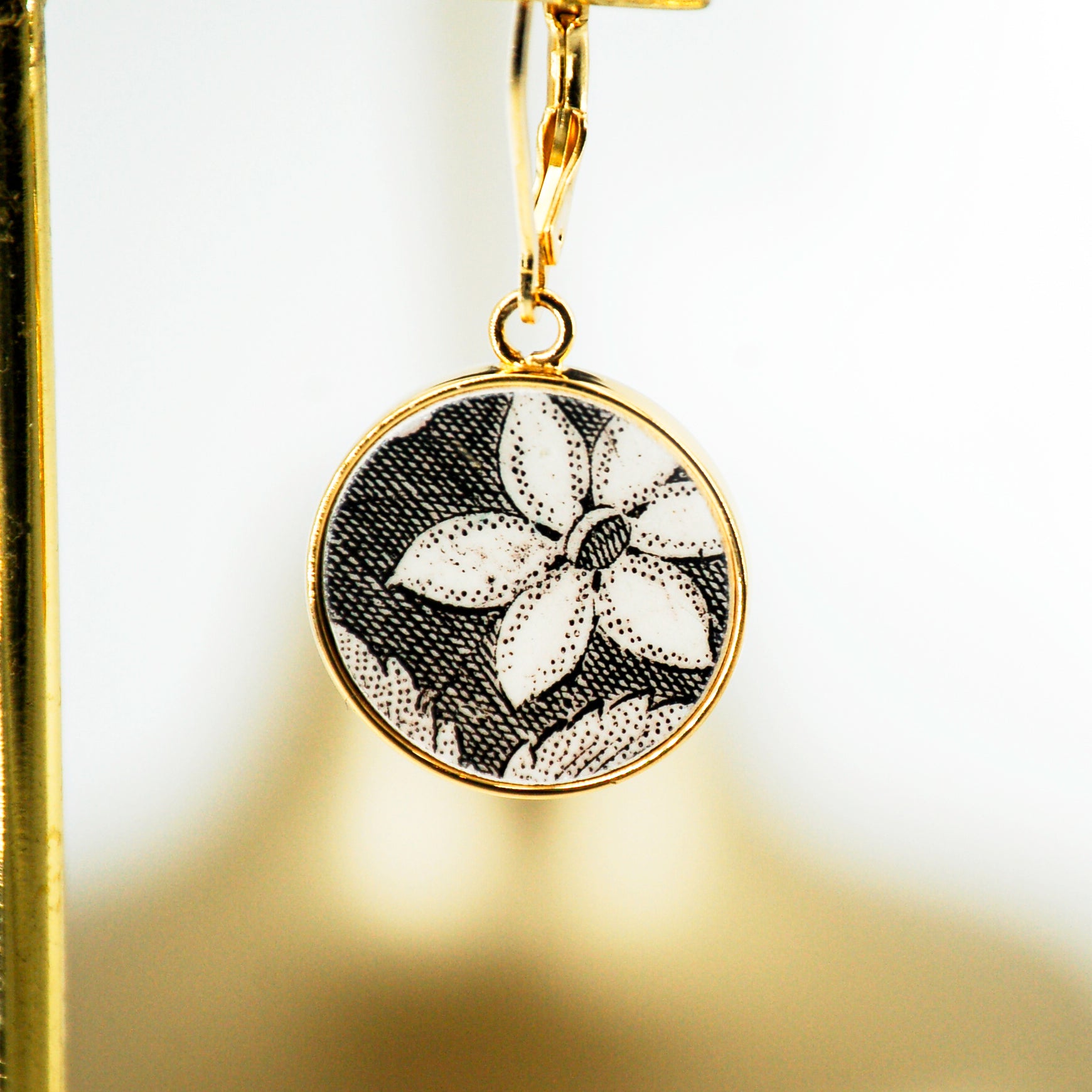 "Black and white floral pattern" earrings, gold finish