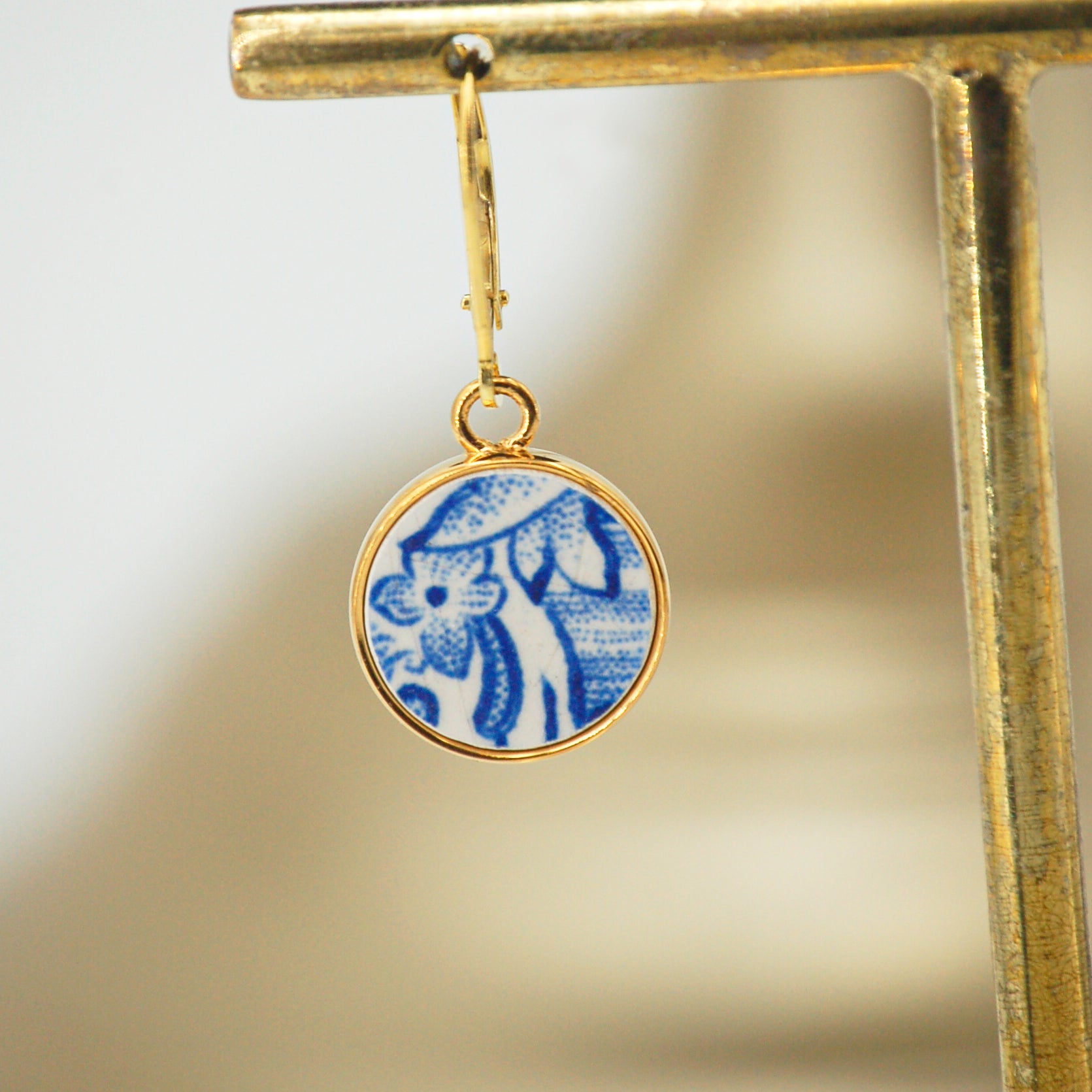Boucles d'oreilles "Petites fleurs et volutes bleues", finition or
