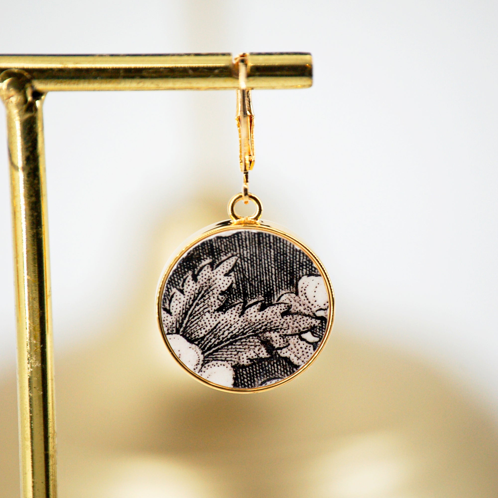 "Black and white flower petals" earrings, gold finish