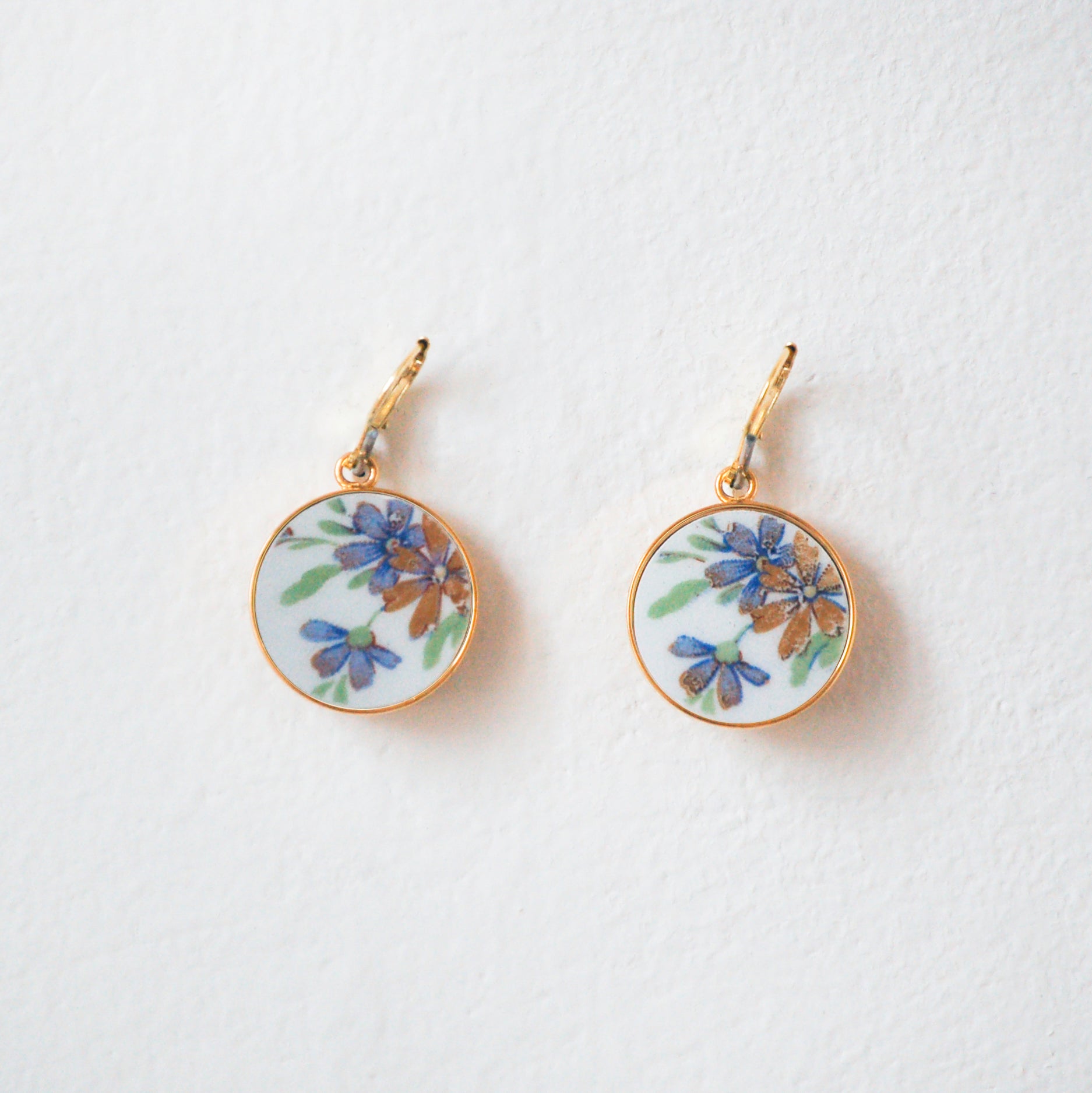 Boucles d'oreilles "Petites fleurs violines", finition or
