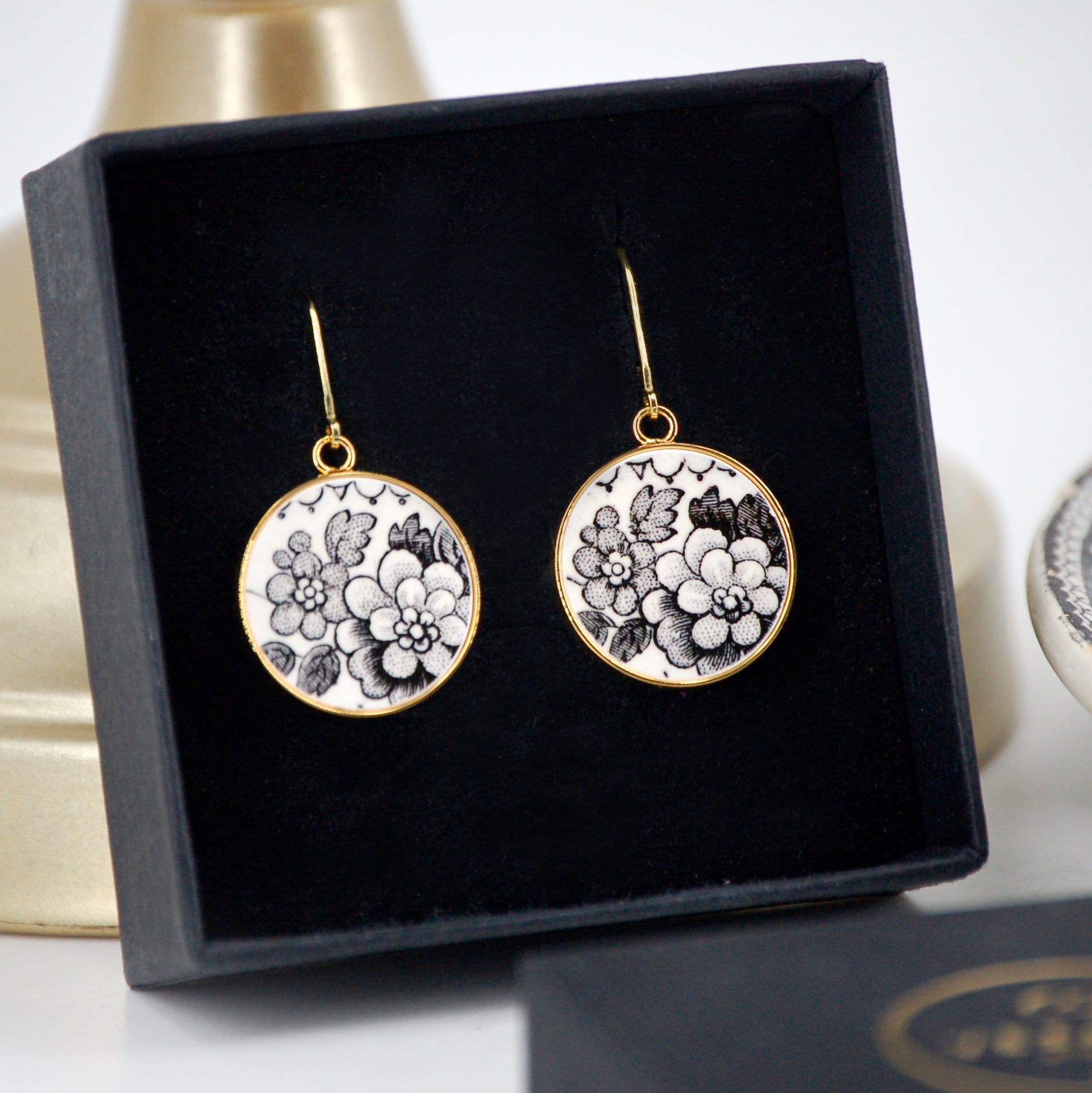 "Black and white flowers" earrings, gold finish