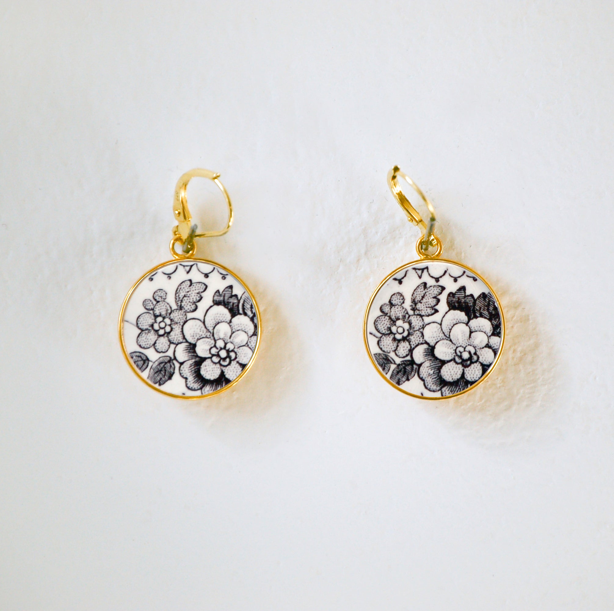 "Black and white flowers" earrings, gold finish